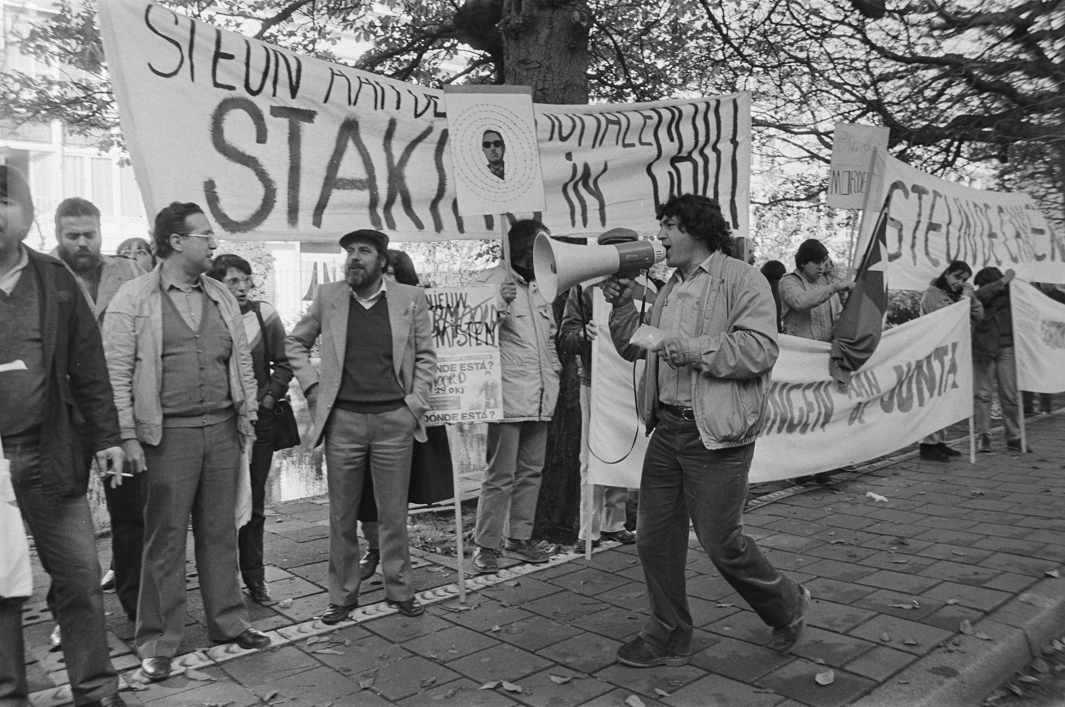 Fotocollectie Anefo — Chili-demonstratie voor Chileense ambassade Den Haag — Foto: Vollebregt, Sjakkelien / Anefo. Licentie: Set B: Rechtenvrij / Publiek Domein. Bron: Nationaal Archief. http://hdl.handle.net/10648/ad3f162c-d0b4-102d-bcf8-003048976d84