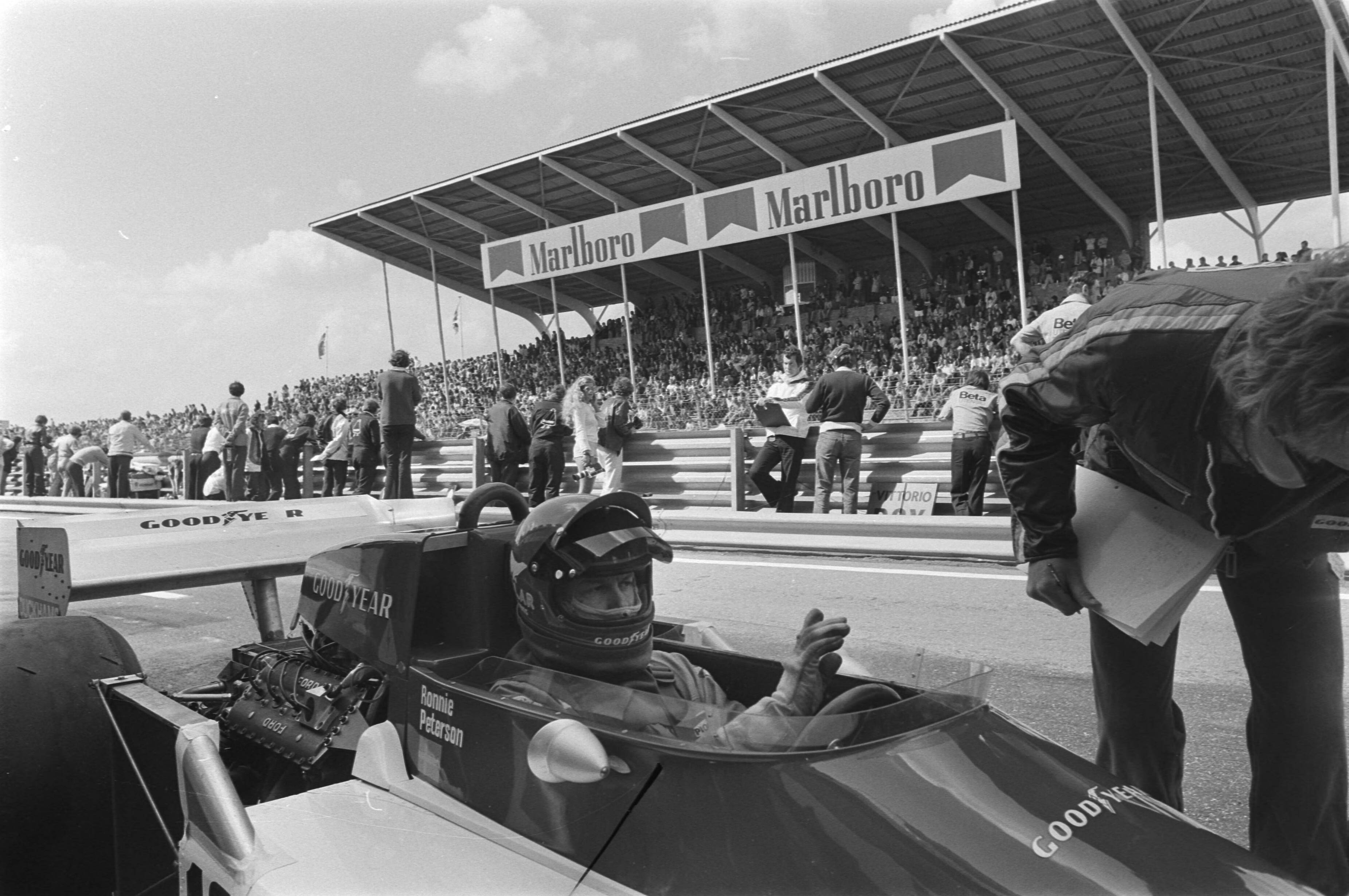 Fotocollectie Anefo — Training Grand Prix op Zandvoort; Peterman tijdens training — Foto: Verhoeff, Bert / Anefo. Licentie: Set B: Rechtenvrij / Publiek Domein. Bron: Nationaal Archief. http://hdl.handle.net/10648/ac8a6c18-d0b4-102d-bcf8-003048976d84