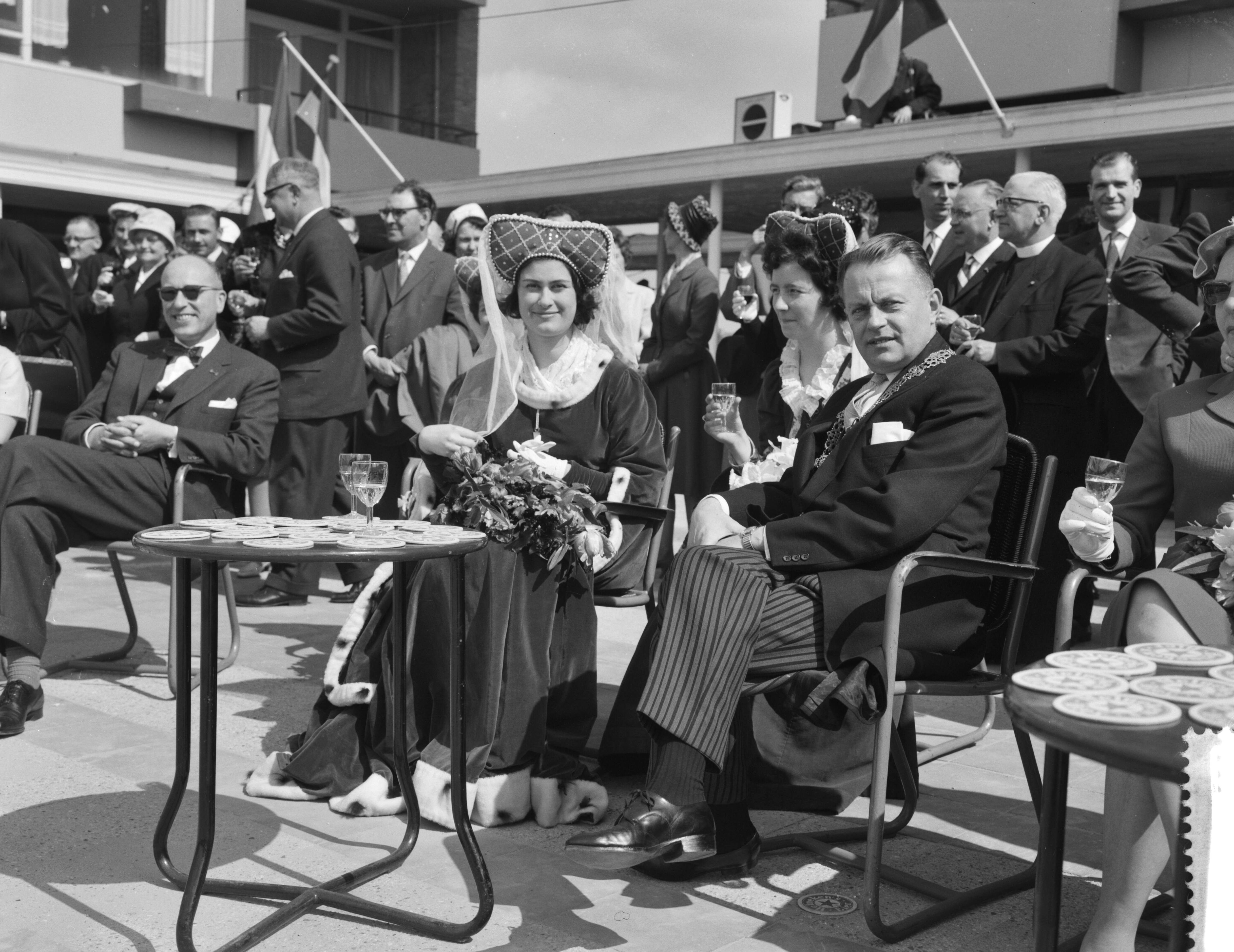 Fotocollectie Anefo — "Jacoba van Beieren" luistert plechtigheid op van opening nieuwe winkelcentrum in Breda. "Jacoba van Beieren" en burgemeester Geuljans — Foto: Pot, Harry / Anefo. Licentie: Set B: Rechtenvrij / Publiek Domein. Bron: Nationaal Archief. http://hdl.handle.net/10648/a9d0e736-d0b4-102d-bcf8-003048976d84