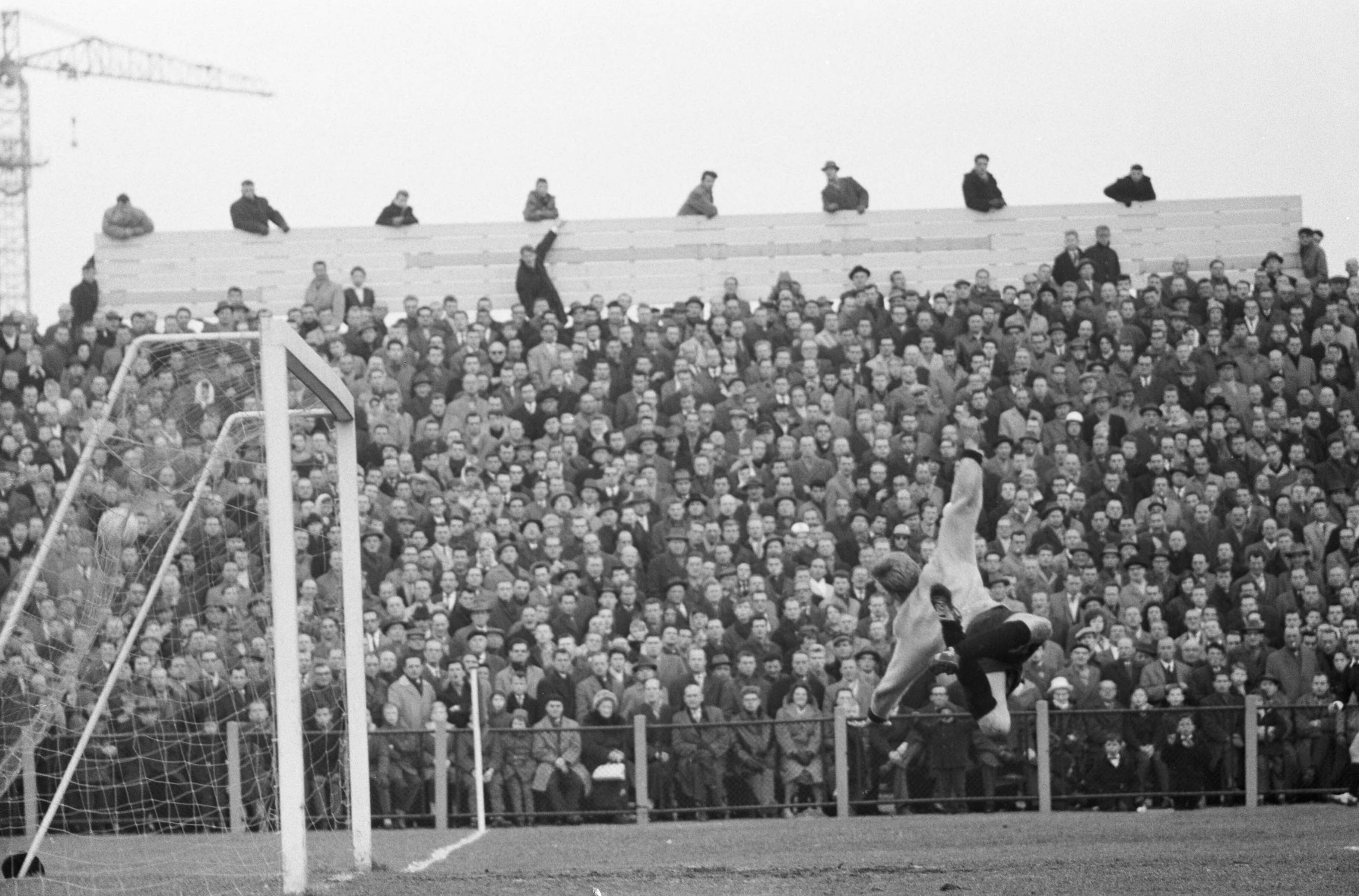 Fotocollectie Anefo — Voetbal. ADO tegen Blauw-Wit 1-4. Spelmoment, ADO-keeper Van Vianen in actie — Foto: Pot, Harry / Anefo. Licentie: Set B: Rechtenvrij / Publiek Domein. Bron: Nationaal Archief. http://hdl.handle.net/10648/a9f7a0ba-d0b4-102d-bcf8-003048976d84