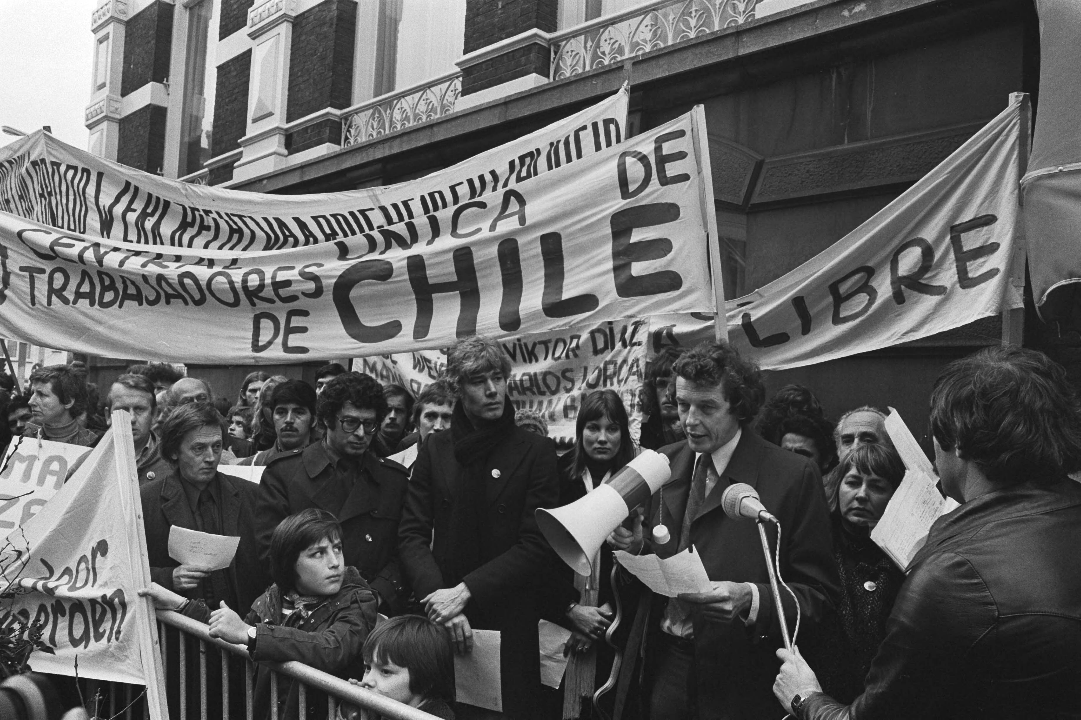 Fotocollectie Anefo — Demonstratie voor Chileense ambassade in Den Haag — Foto: Verhoeff, Bert / Anefo. Licentie: Set B: Rechtenvrij / Publiek Domein. Bron: Nationaal Archief. http://hdl.handle.net/10648/ac9643d0-d0b4-102d-bcf8-003048976d84