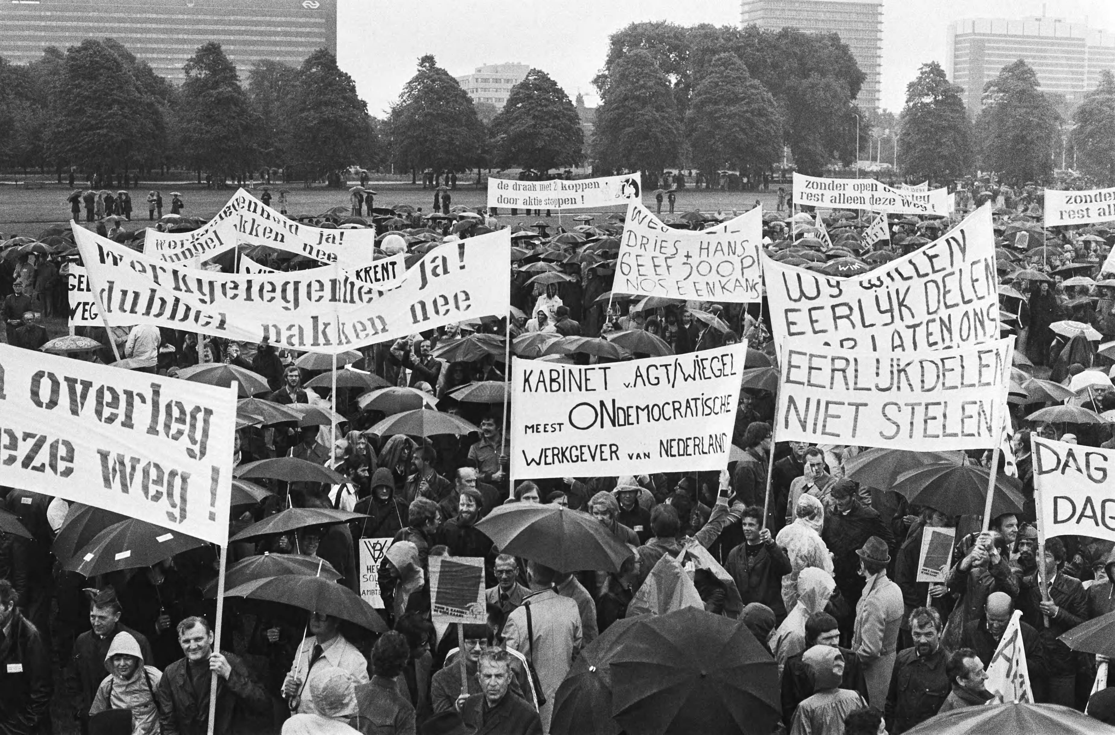 Fotocollectie Anefo — Ambtenarendemonstratie, Den Haag tegen bezuigingsplannen Van Agt ; overzicht bijeenkomst op Malieveld — Foto: Peters, Hans / Anefo. Licentie: Set B: Rechtenvrij / Publiek Domein. Bron: Nationaal Archief. http://hdl.handle.net/10648/acb77474-d0b4-102d-bcf8-003048976d84