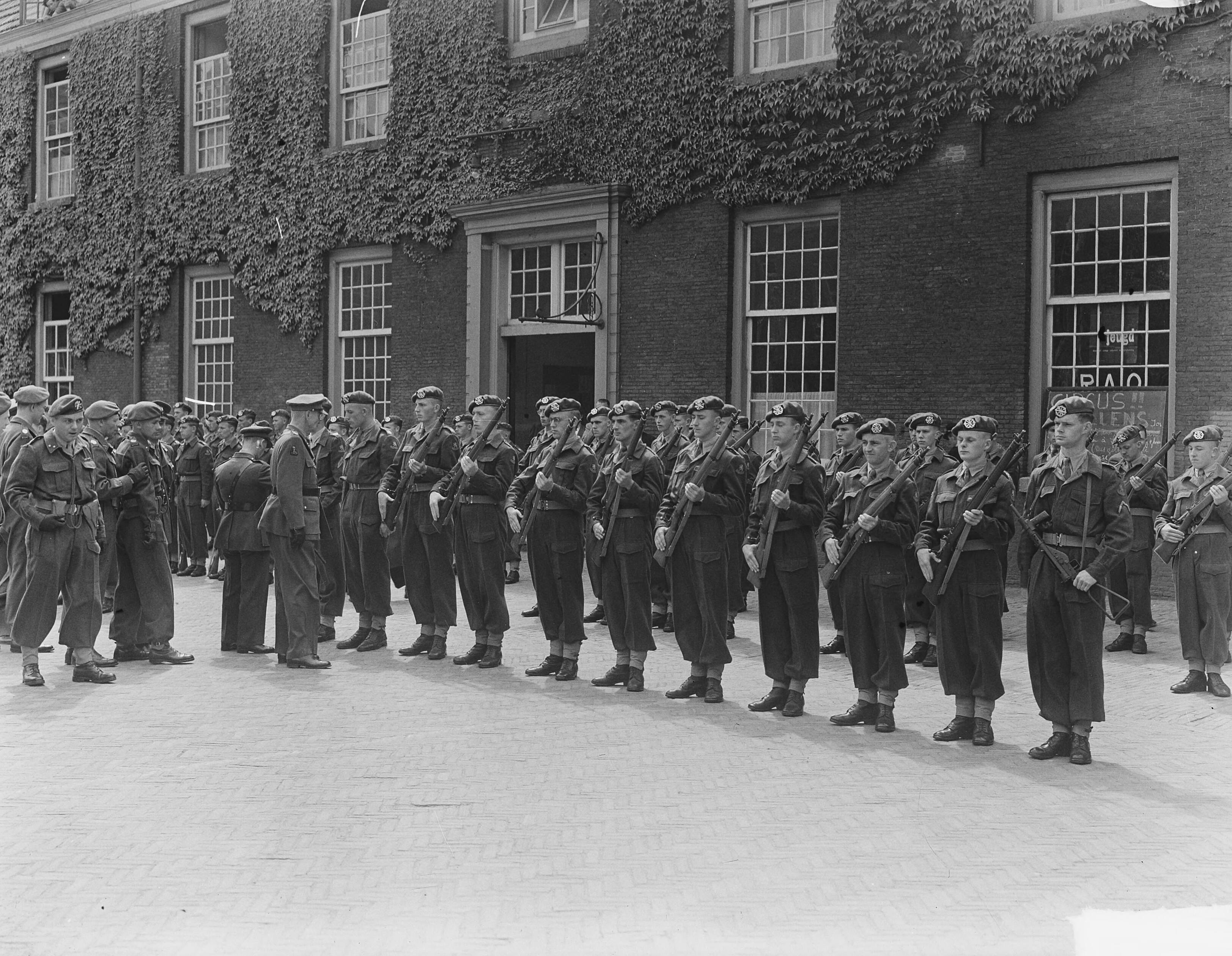 Inspectie en defilé te Haarlem t.g.v. afscheid Luchtdoelafdeling — Inspectie en defilé te Haarlem t.g.v. afscheid van het regiment lichte luchtdoelartillerie "Betuwe". Inspectie door de gewestelijk commandant Noord-Holland, luitenant-generaal D.C. Buurman van Vreeden — Foto: Vogel, Carel L. de / Anefo. Licentie: Set B: Rechtenvrij / Publiek Domein. Bron: Nationaal Archief. http://hdl.handle.net/10648/a8eb8be6-d0b4-102d-bcf8-003048976d84
