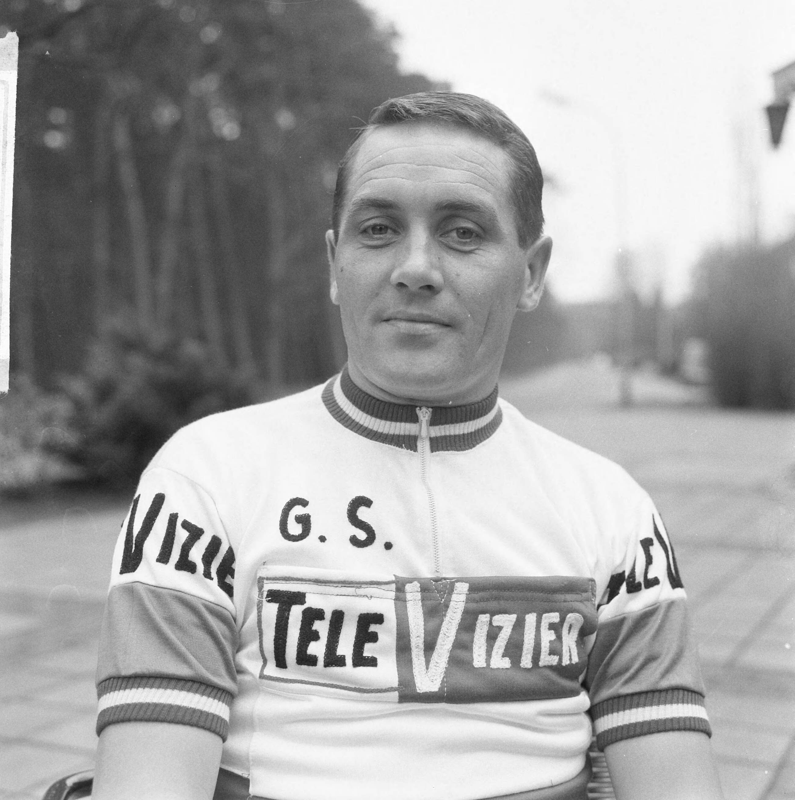 Fotocollectie Anefo — Nederlandse wielerploeg voor de Tour de France 1964 gepresenteerd, Piet Damen — Foto: Pot, Harry / Anefo. Licentie: Set B: Rechtenvrij / Publiek Domein. Bron: Nationaal Archief. http://hdl.handle.net/10648/aa60e868-d0b4-102d-bcf8-003048976d84