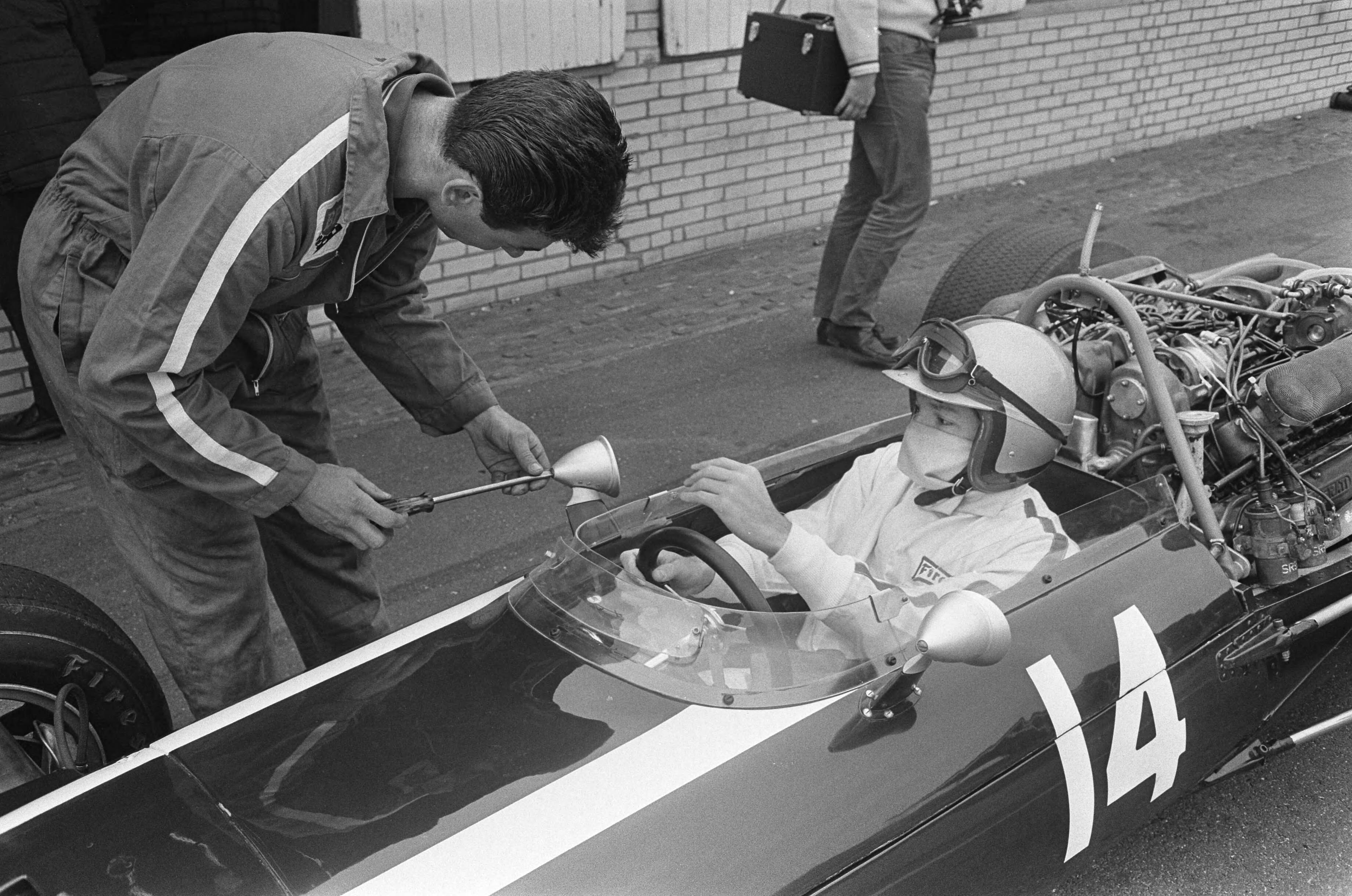 Fotocollectie Anefo — Training Grand Prix te Zandvoort — Foto: Koch, Eric / Anefo. Licentie: Set B: Rechtenvrij / Publiek Domein. Bron: Nationaal Archief. http://hdl.handle.net/10648/ab1acb84-d0b4-102d-bcf8-003048976d84