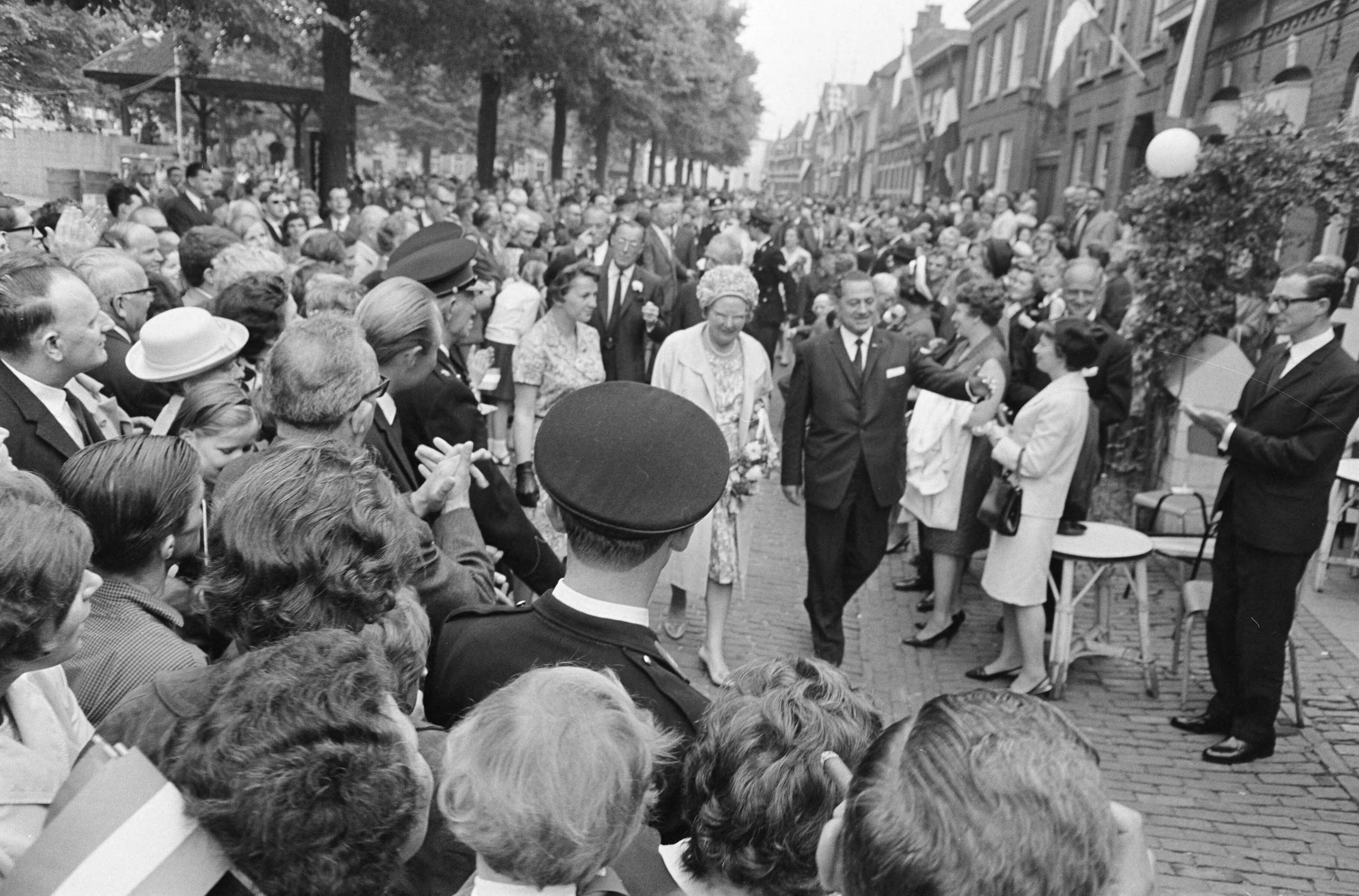 Fotocollectie Anefo — koningin Juliana en prins Bernhard brachten bezoek aan vierde Lustrum van de Groot-Kempische Cultuurdagen te Hilvarenbeek — Foto: Nijs, Jac. de / Anefo. Licentie: Set B: Rechtenvrij / Publiek Domein. Bron: Nationaal Archief. http://hdl.handle.net/10648/aaf211b2-d0b4-102d-bcf8-003048976d84