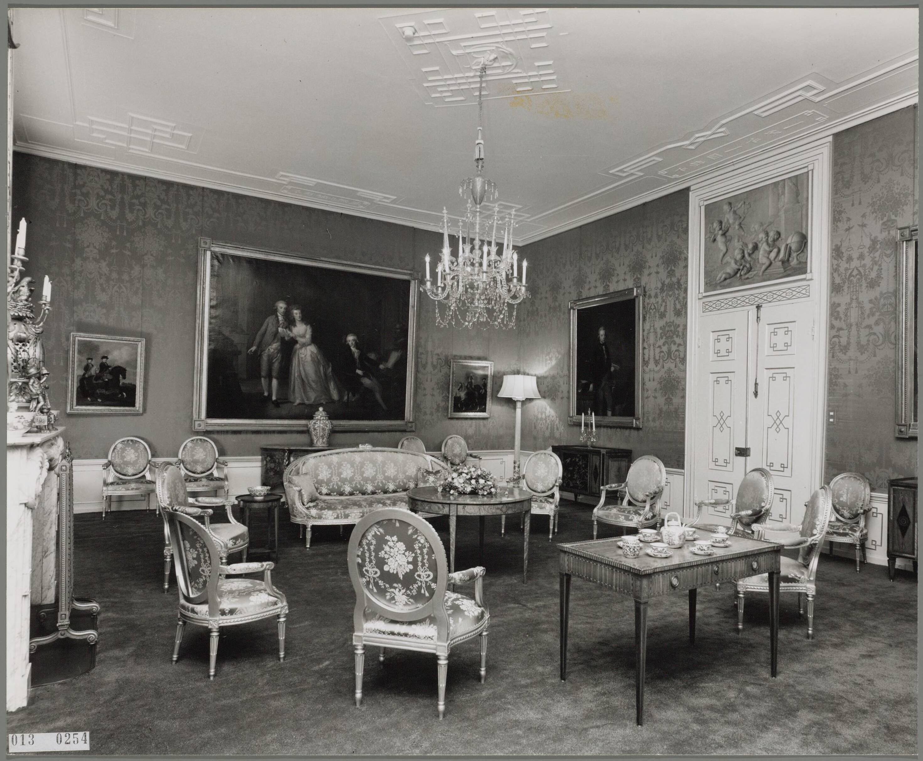 Paleis Huis ten Bosch te Den Haag — De Groene salon, de ontvangkamer van Hare Majesteit de koningin — Foto: Hofmeester, Bart / RVD. Licentie: Set B: Rechtenvrij / Publiek Domein. Bron: Nationaal Archief. http://hdl.handle.net/10648/afa888bc-d0b4-102d-bcf8-003048976d84
