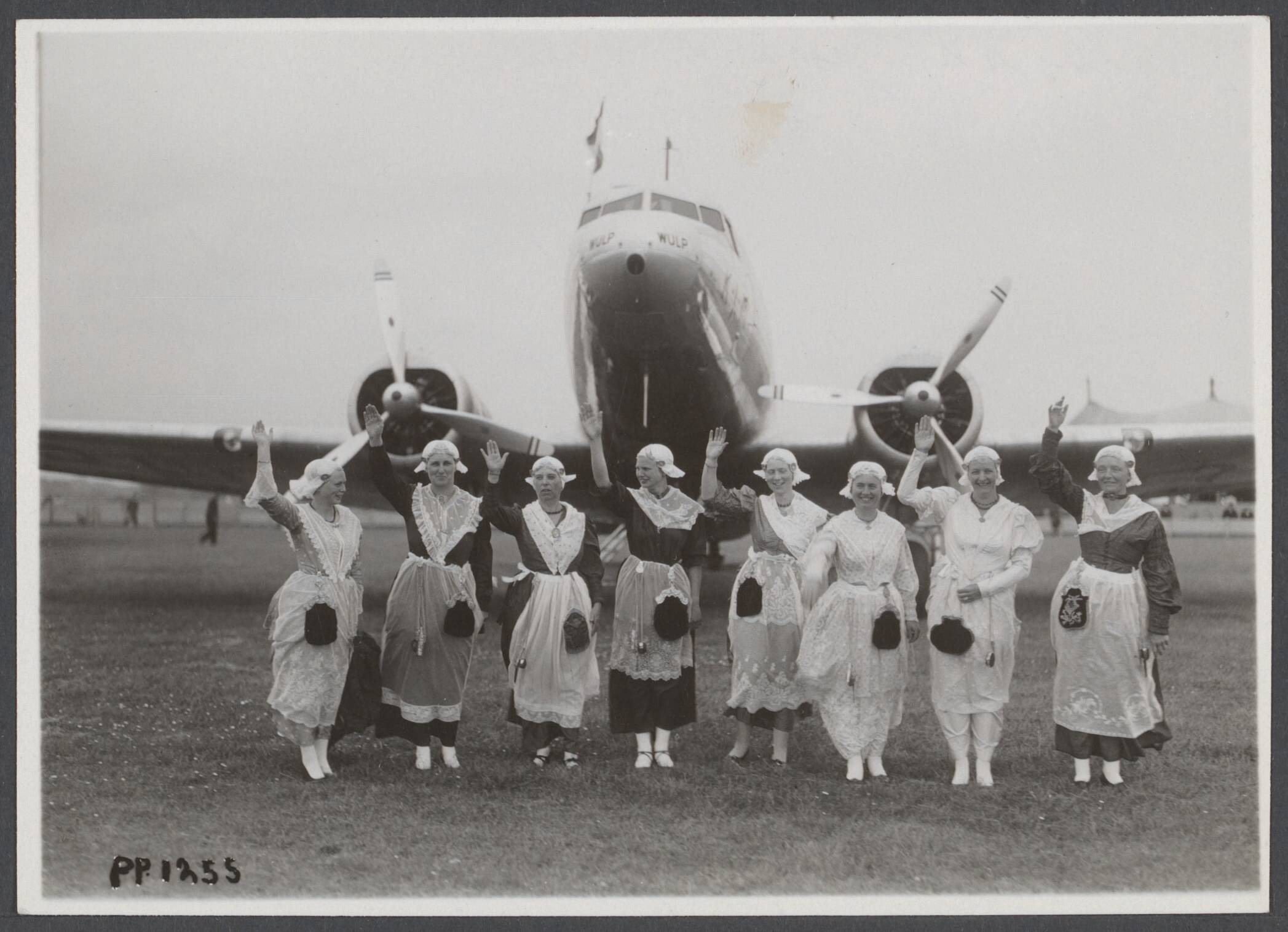 Vliegvelden - Nederland, Beek t/m Waalhaven — Opening van het vliegveld te Leeuwarden — Foto: Fotograaf Onbekend / Spaarnestad. Licentie: Set B: Rechtenvrij / Publiek Domein. Bron: Nationaal Archief. http://hdl.handle.net/10648/c0b06b30-66fa-6fee-3e9f-0216d34d2436