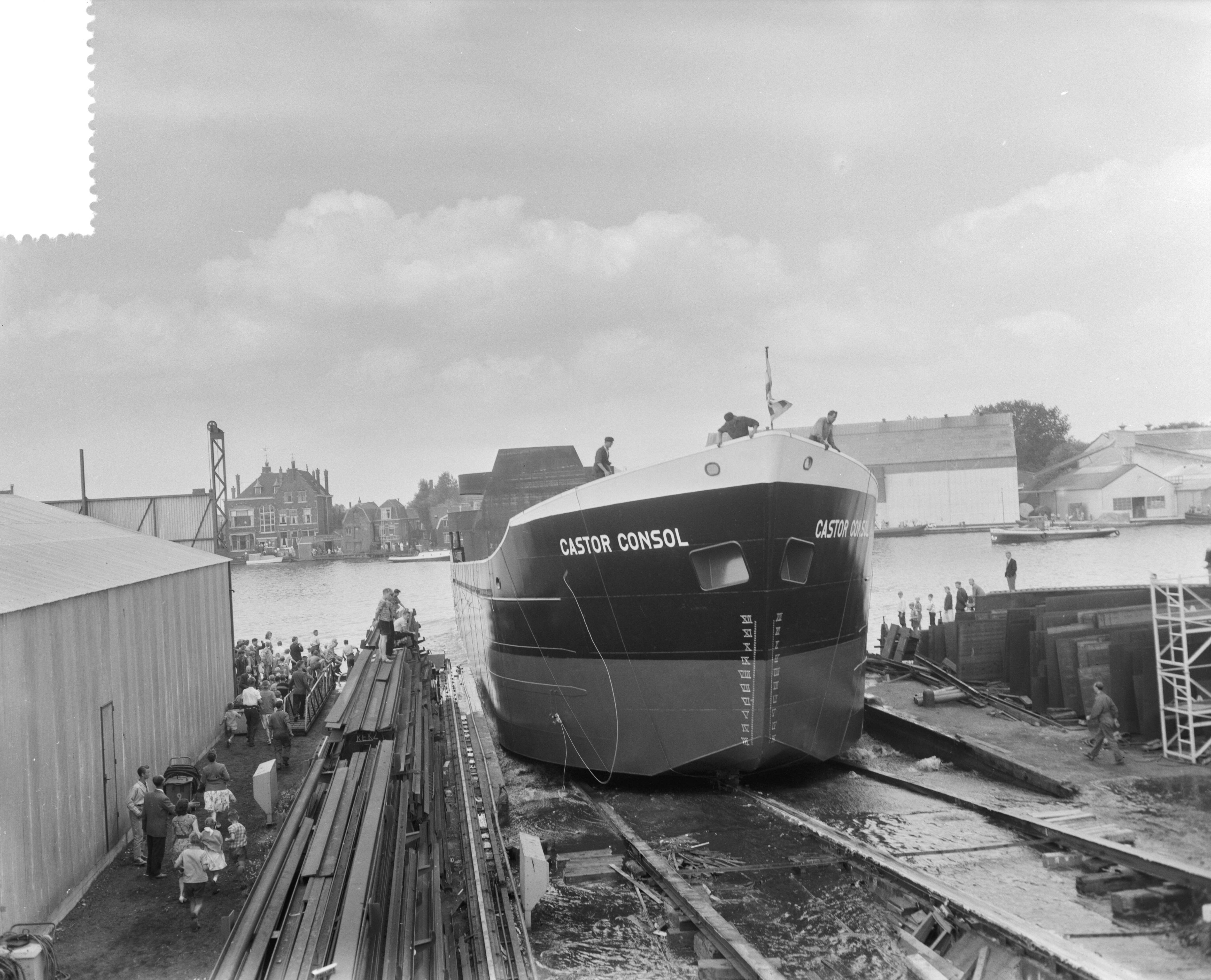 Tewaterlating van de "Castor Consol" bij de Zaanlandse scheepsbouwmaatschappij — Foto: Bilsen, Joop van / Anefo. — Licentie: Set B: Rechtenvrij / Publiek Domein. Bron: Nationaal Archief. http://hdl.handle.net/10648/a999af8c-d0b4-102d-bcf8-003048976d84
