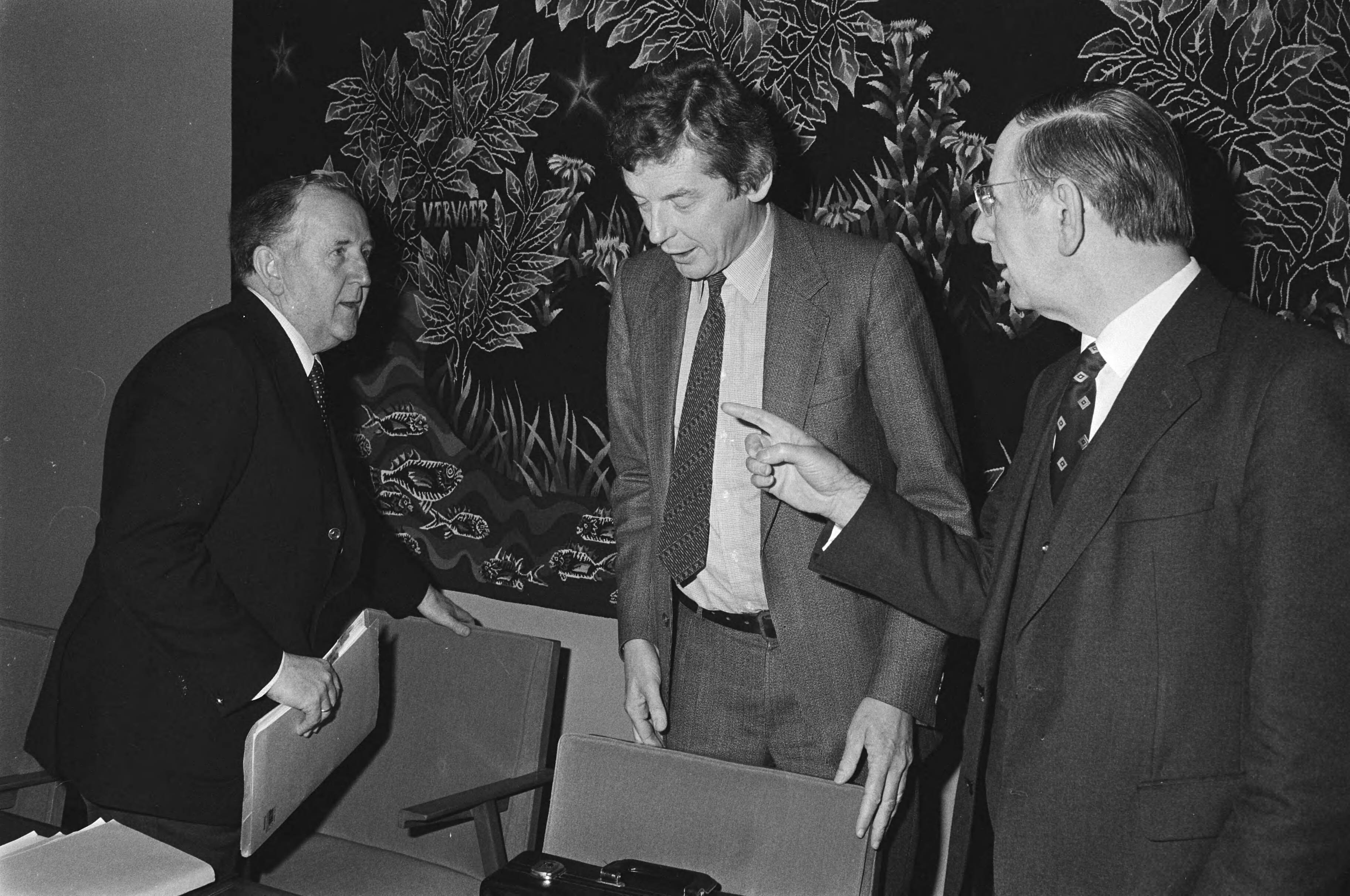 SER-vergadering in Den Haag — V.l.n.r. VNO-voorzitter Van Veen , FNV-voorzitter Wim Kok en SER-voorzitter De Pous — Foto: Antonisse, Marcel / Anefo. Licentie: Set B: Rechtenvrij / Publiek Domein. Bron: Nationaal Archief. http://hdl.handle.net/10648/ad234bb8-d0b4-102d-bcf8-003048976d84