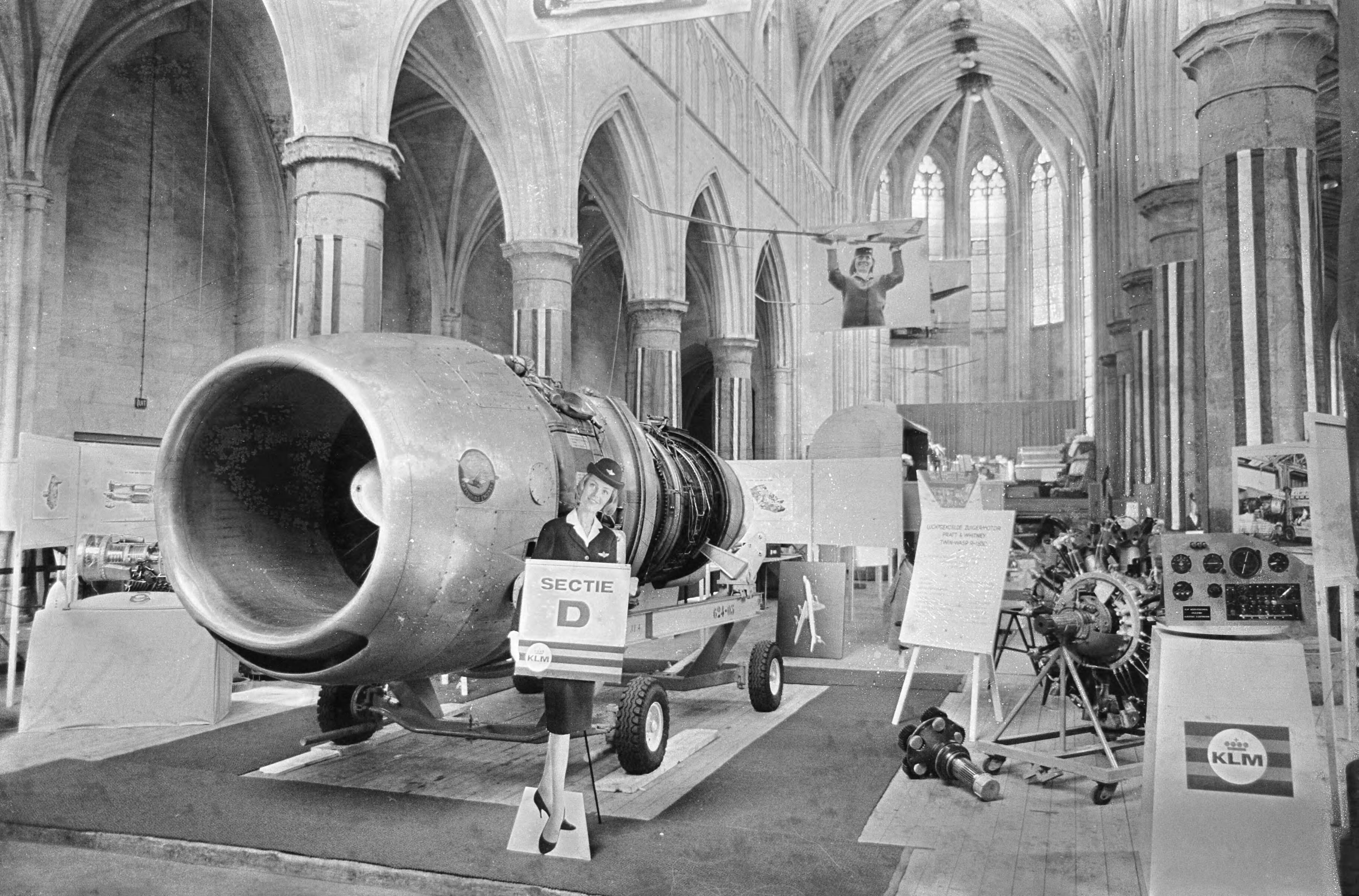 Fotocollectie Anefo — Luchtvaartweek te Maastricht. Straalmotor in Dominicanerkerk — Foto: Nijs, Jac. de / Anefo. Licentie: Set B: Rechtenvrij / Publiek Domein. Bron: Nationaal Archief. http://hdl.handle.net/10648/aaef0080-d0b4-102d-bcf8-003048976d84
