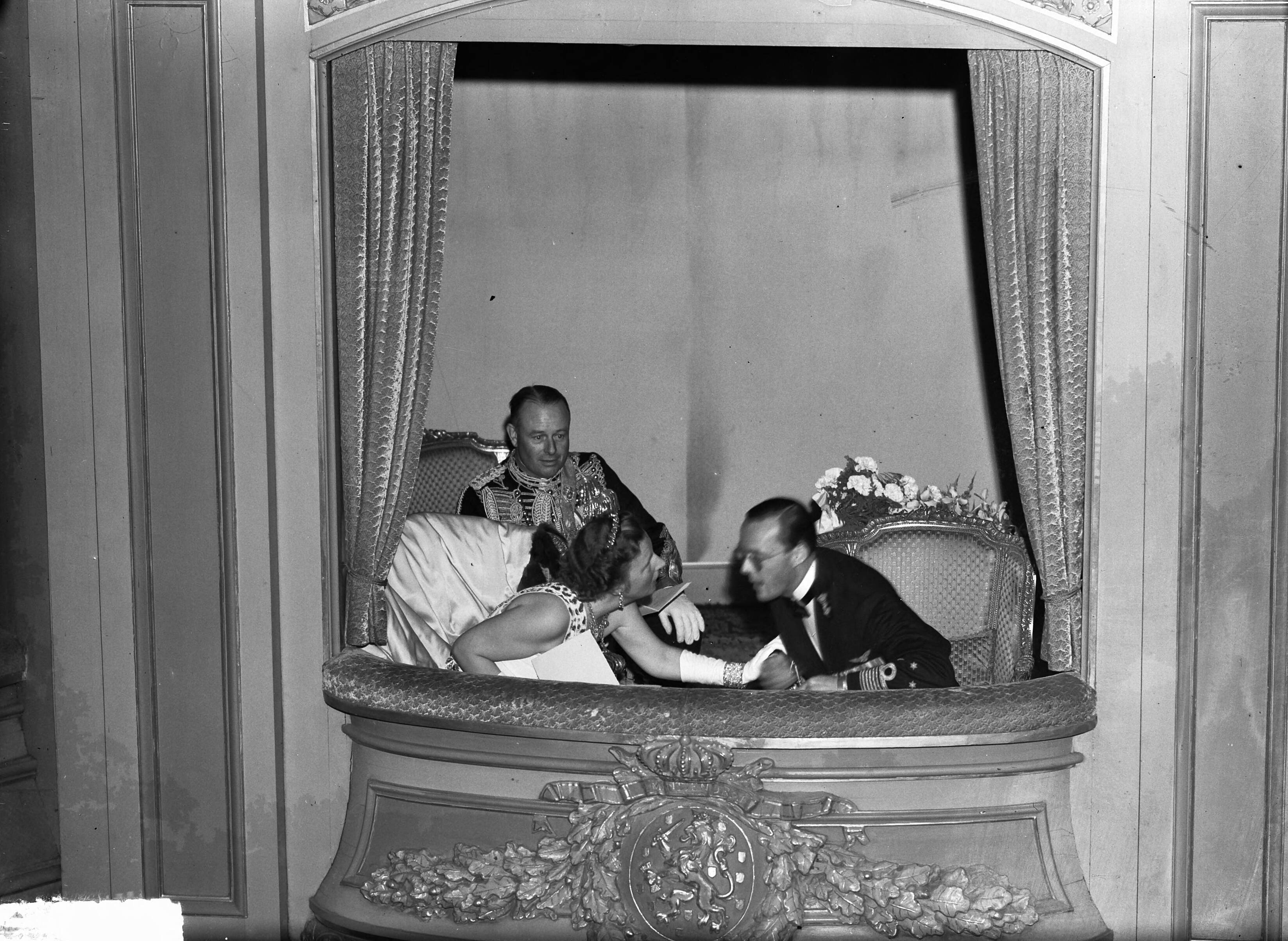 Fotocollectie Anefo — Koningin Juliana en Prins Bernhard in de Koninklijke Schouwburg te Den Haag — Foto: Bilsen, Joop van / Anefo. Licentie: Set B: Rechtenvrij / Publiek Domein. Bron: Nationaal Archief. http://hdl.handle.net/10648/a8bd5974-d0b4-102d-bcf8-003048976d84
