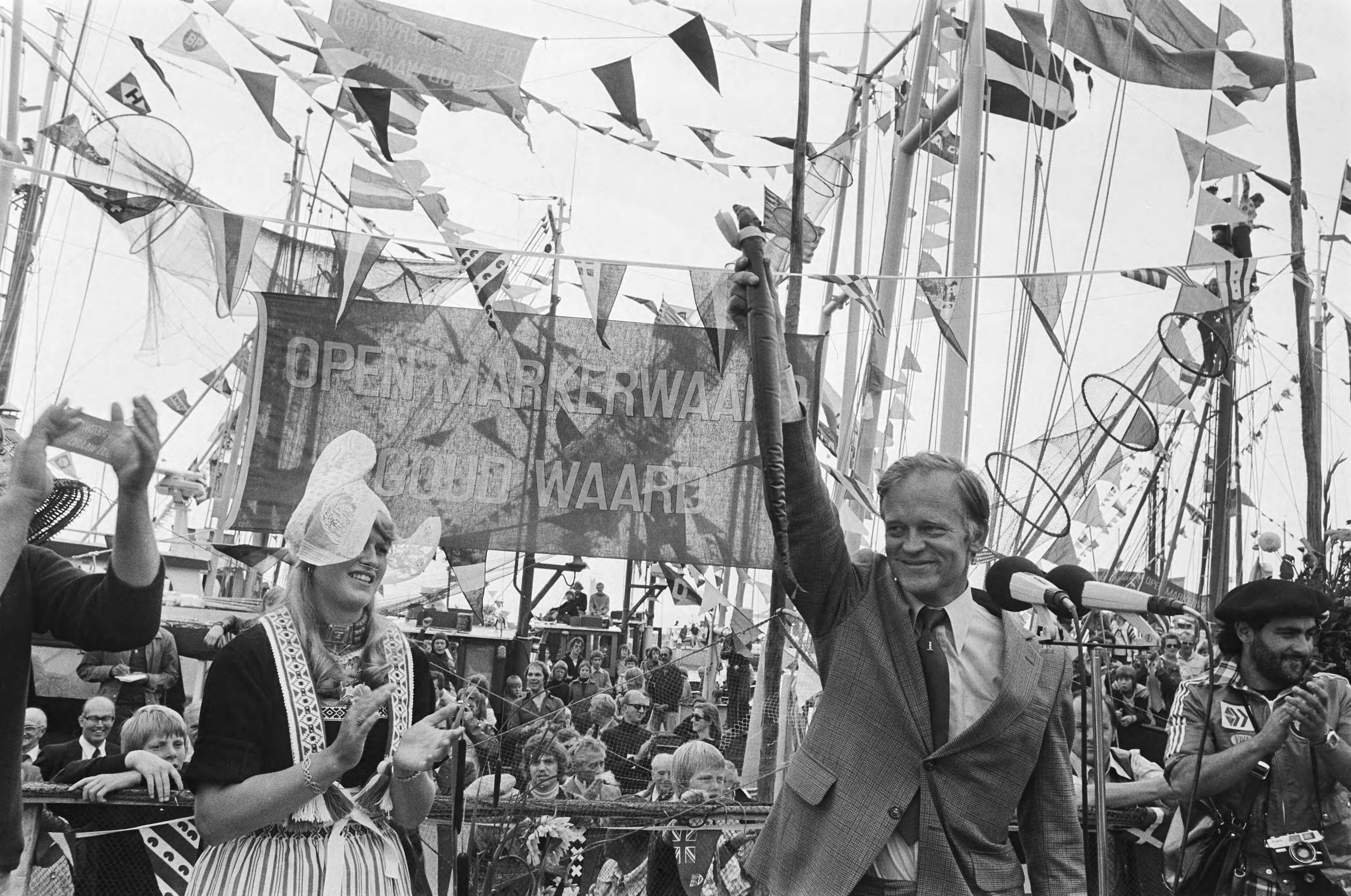 Fotocollectie Anefo — Demonstratie Volendammer palingvissers tegen eventuele inpoldering Markerwaard; staatssecretaris Van Hulten krijgt paling aangeboden — Foto: Verhoeff, Bert / Anefo. Licentie: Set B: Rechtenvrij / Publiek Domein. Bron: Nationaal Archief. http://hdl.handle.net/10648/aca109fa-d0b4-102d-bcf8-003048976d84