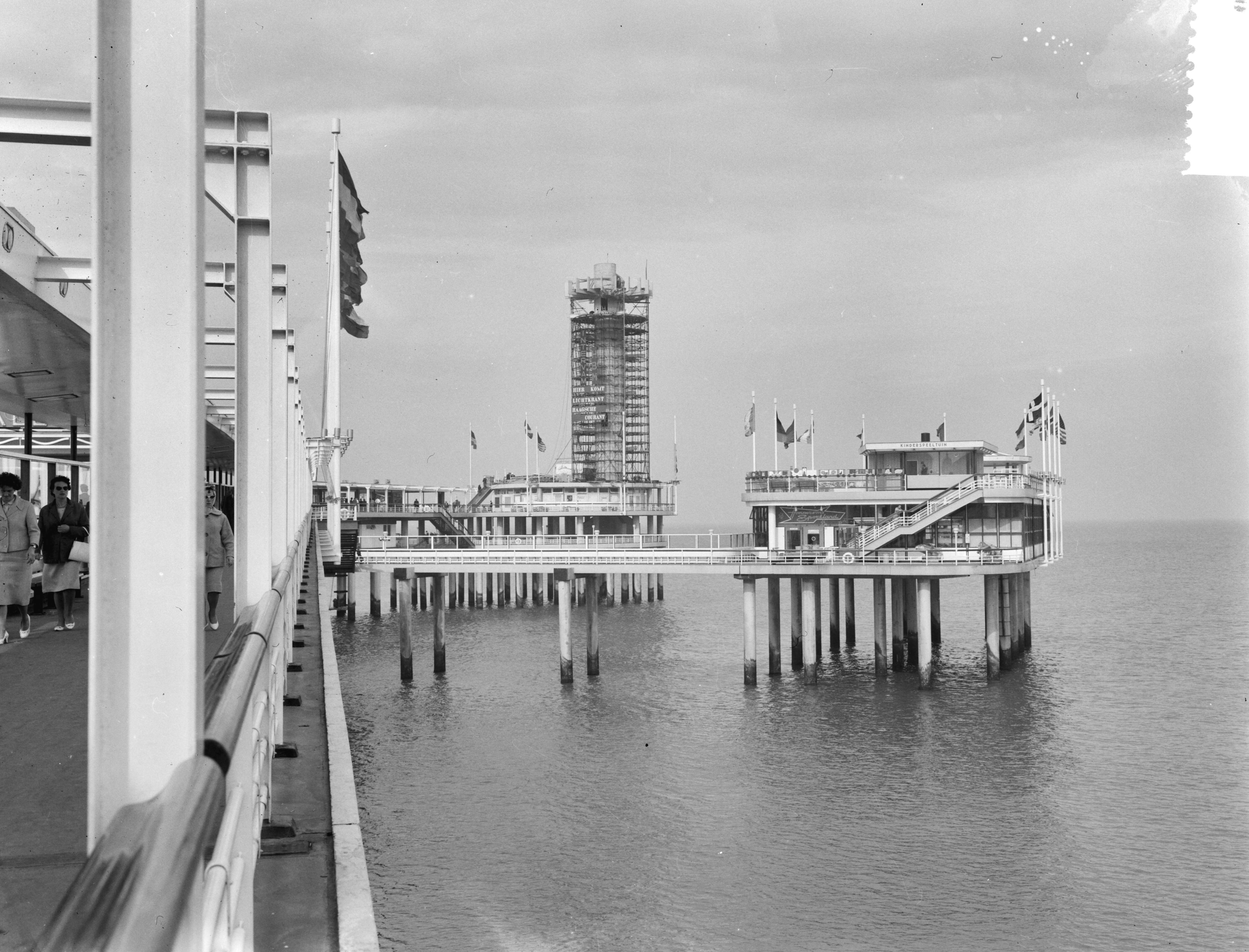 Fotocollectie Anefo — Uitkijktoren Scheveningse Pier bijna klaar — Foto: Rossem, Wim van / Anefo. Licentie: Set B: Rechtenvrij / Publiek Domein. Bron: Nationaal Archief. http://hdl.handle.net/10648/a9e44042-d0b4-102d-bcf8-003048976d84