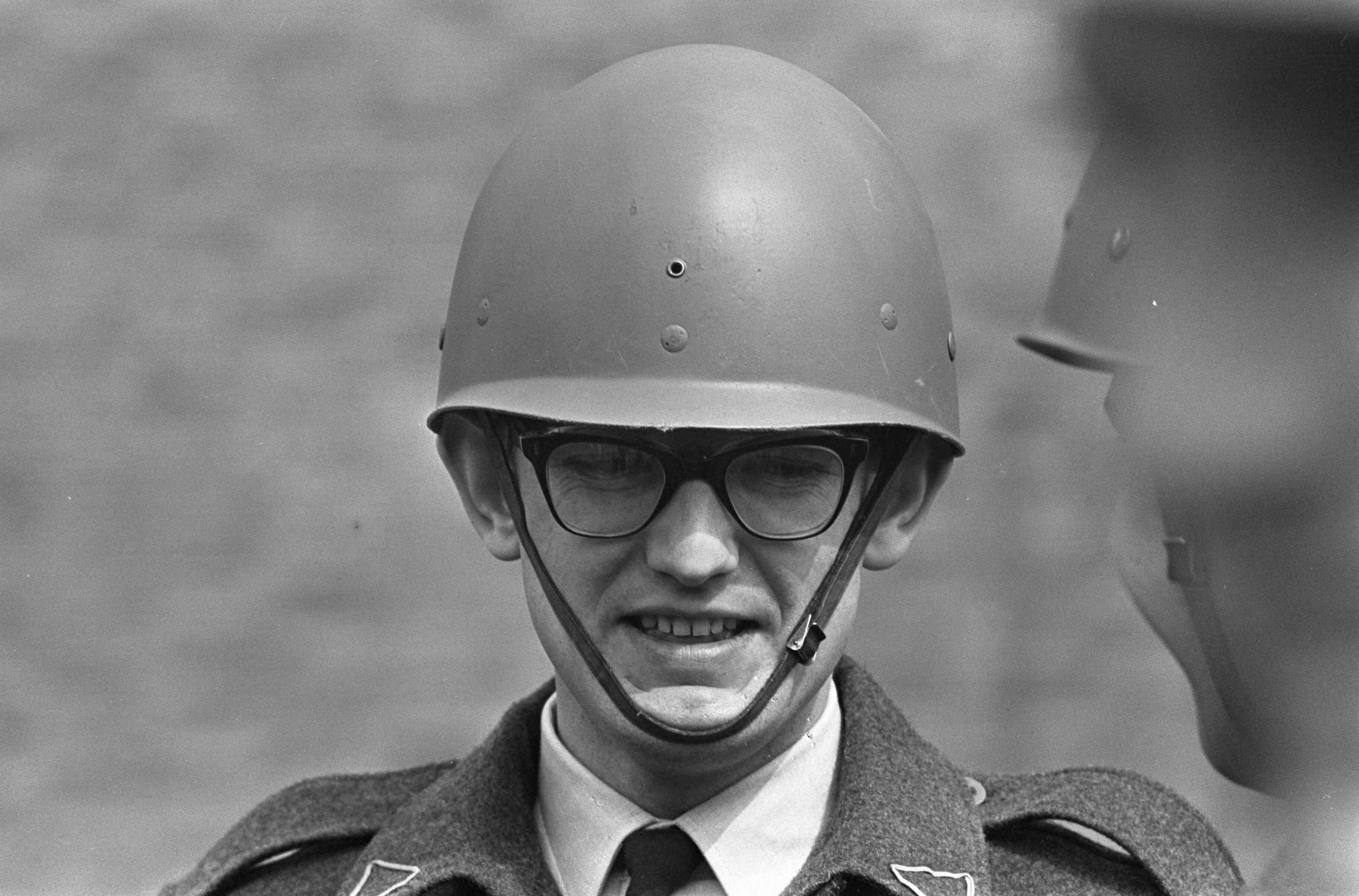 Fotocollectie Anefo — Mr. Pieter van Vollenhoven in militaire dienst bij de luchtmacht in Breda, mr. Pieter met helm (kop) — Foto: Koch, Eric / Anefo. Licentie: Set B: Rechtenvrij / Publiek Domein. Bron: Nationaal Archief. http://hdl.handle.net/10648/aae78224-d0b4-102d-bcf8-003048976d84