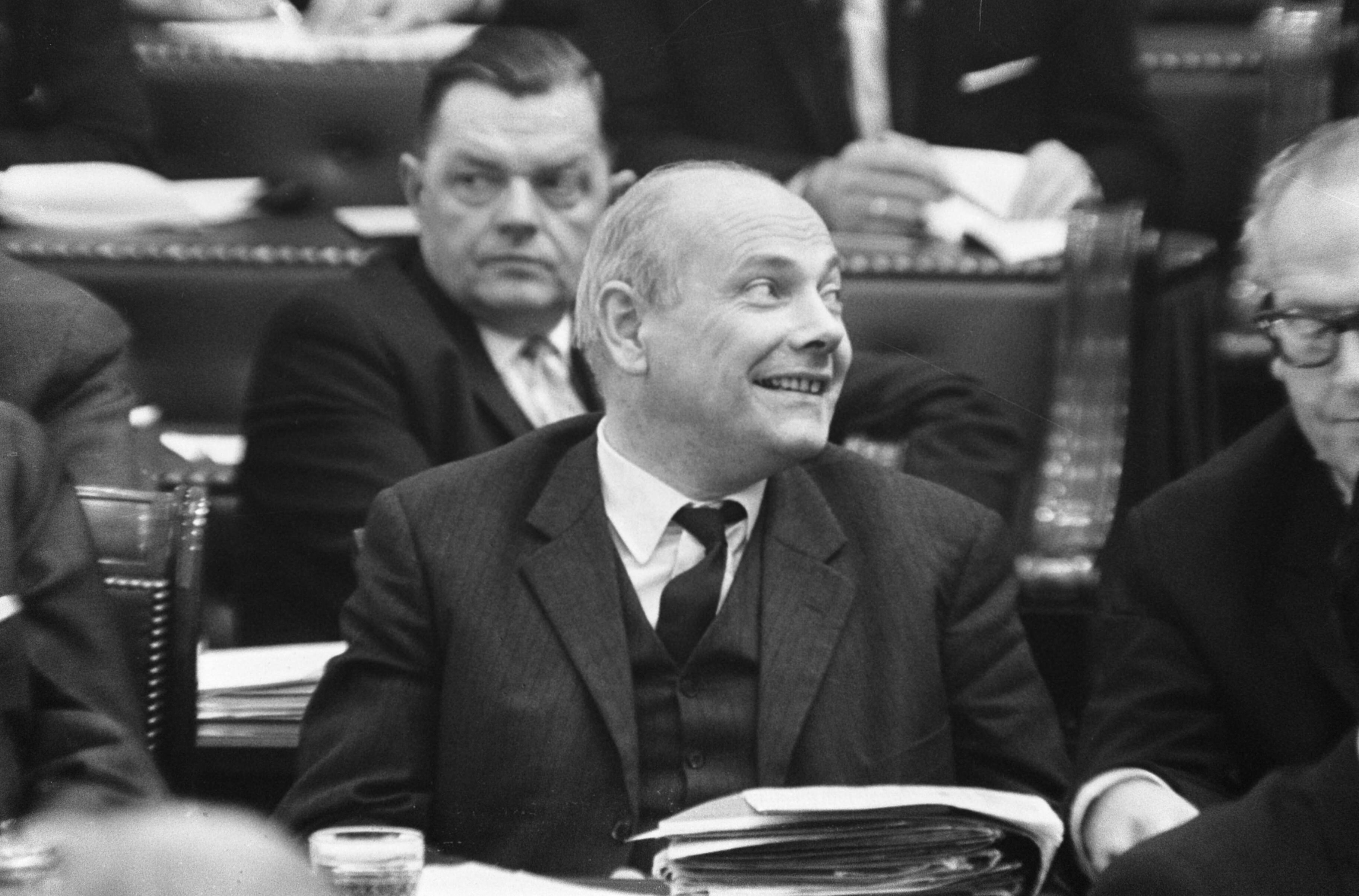 De Tweede Kamer behandeld de begroting — Minister Joop den Uyl (PvdA) — Foto: Fotograaf Onbekend / Anefo. Licentie: Set B: Rechtenvrij / Publiek Domein. Bron: Nationaal Archief. http://hdl.handle.net/10648/ab00b190-d0b4-102d-bcf8-003048976d84