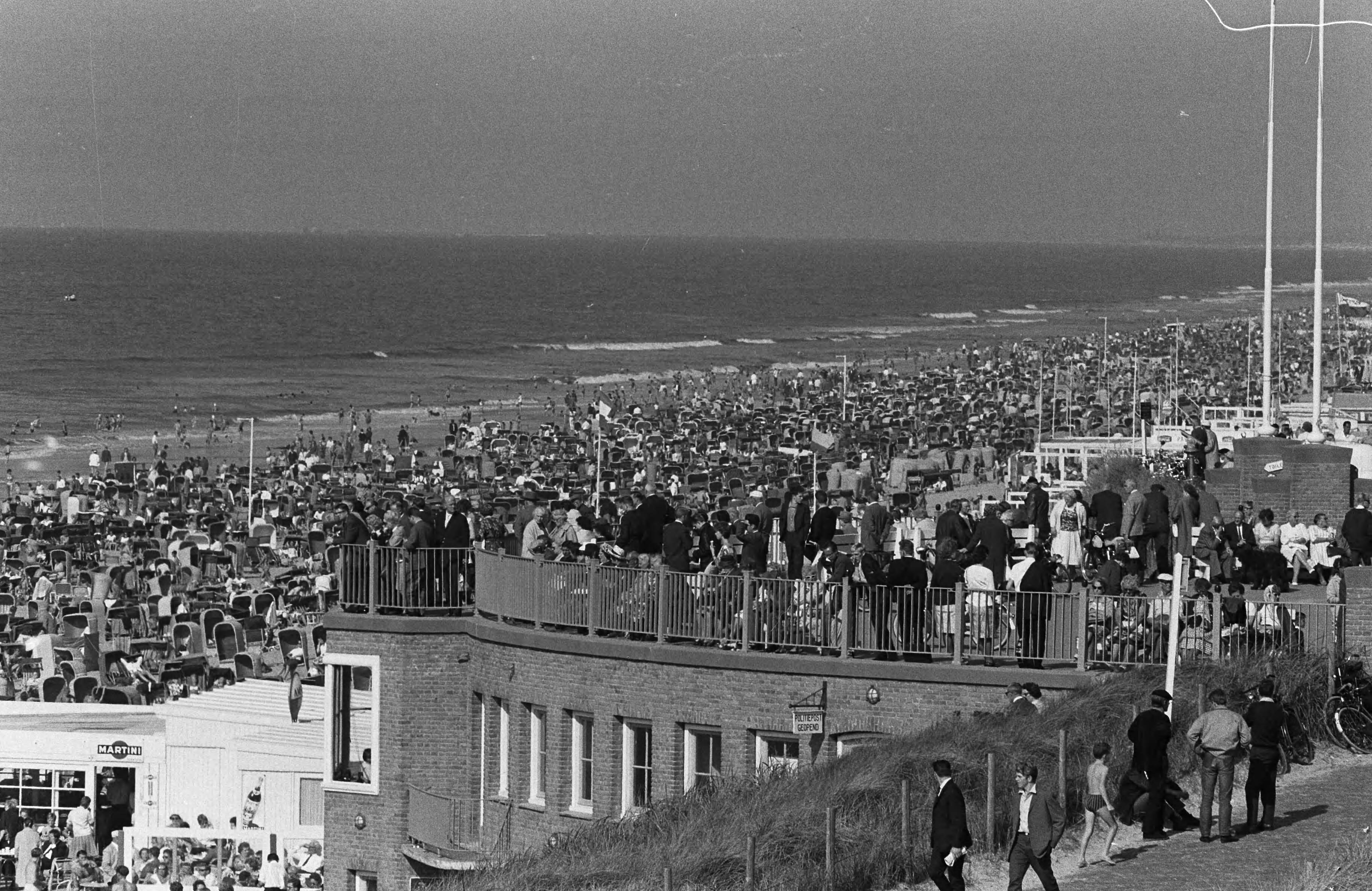 Fotocollectie Anefo — Prachtig nazomerweer. Drukte aan het Zandvoortse strand — Foto: Pot, Harry / Anefo. Licentie: Set B: Rechtenvrij / Publiek Domein. Bron: Nationaal Archief. http://hdl.handle.net/10648/aa4580b4-d0b4-102d-bcf8-003048976d84