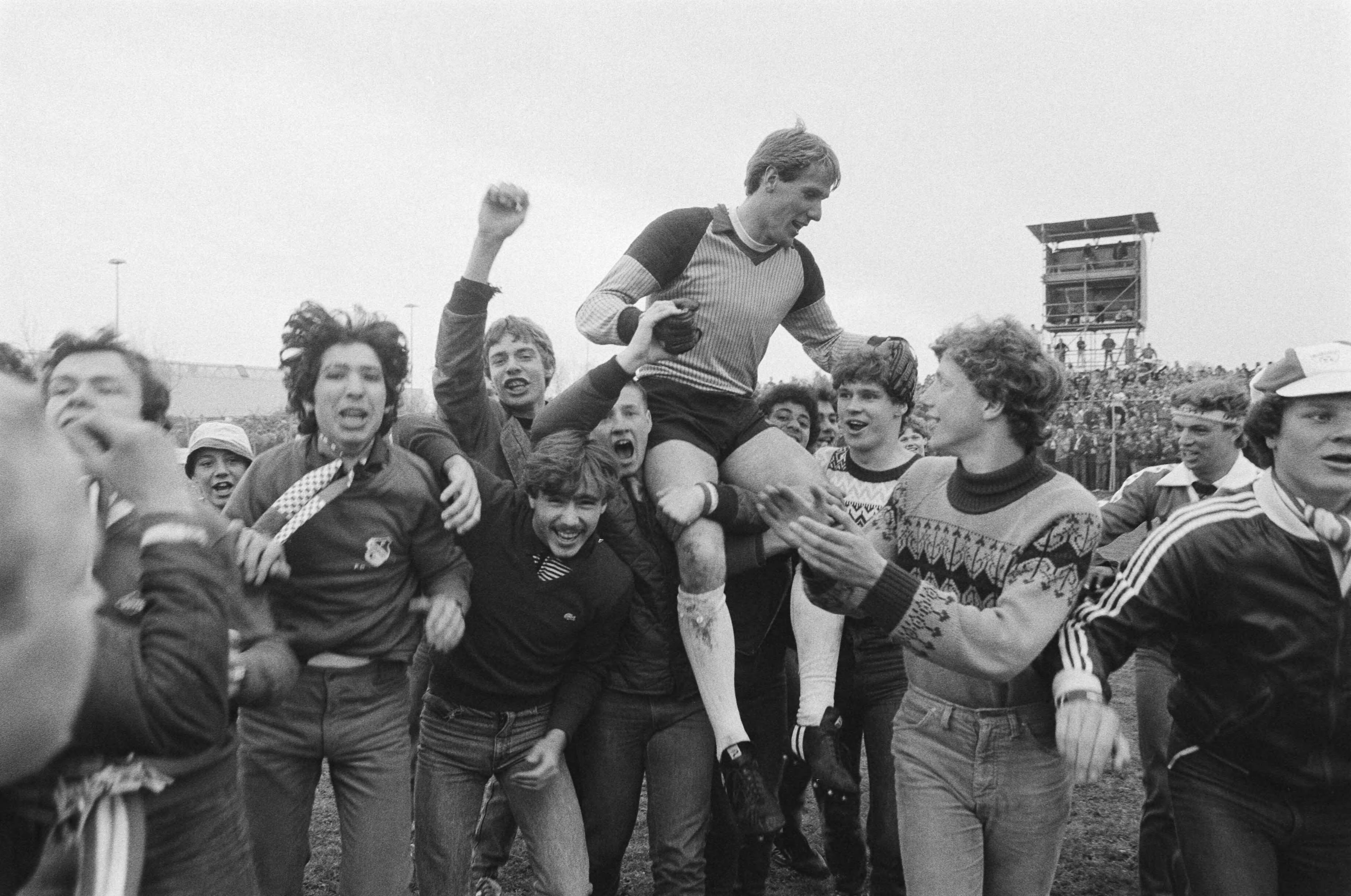 Fotocollectie Anefo — FC Utrecht tegen Haarlem (KNVB) 2-0. Doelman Van Breukelen op schouders bij fans — Foto: Dijk, Hans van / Anefo. Licentie: Set B: Rechtenvrij / Publiek Domein. Bron: Nationaal Archief. http://hdl.handle.net/10648/ad162c8a-d0b4-102d-bcf8-003048976d84