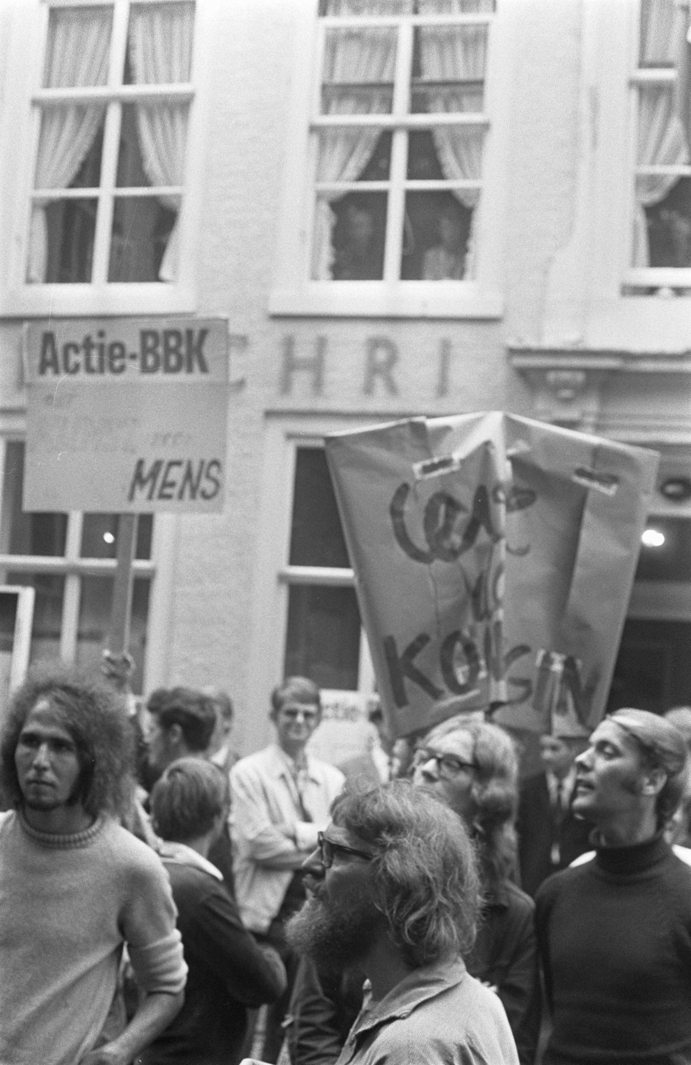 Fotocollectie Anefo — Demonstraties van kunstenaars van de BBK tijdens rijtoer Koninklijke familie, Den Haag — Foto: Fotograaf Onbekend / Anefo. Licentie: Set B: Rechtenvrij / Publiek Domein. Bron: Nationaal Archief. http://hdl.handle.net/10648/ab7a1396-d0b4-102d-bcf8-003048976d84