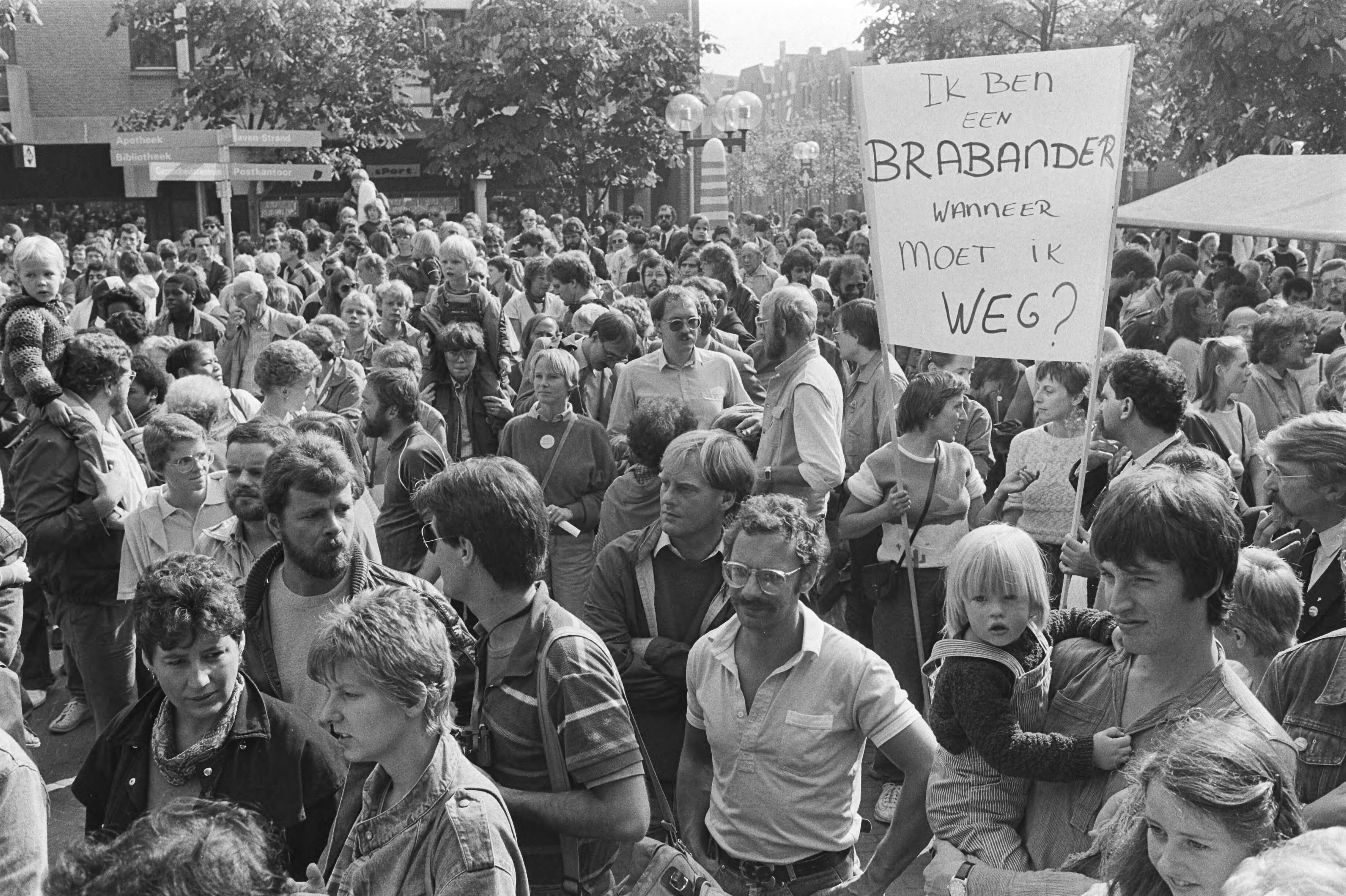Manifestatie op markt Almere tegen de Centrumpartij, na gemeenteraadsverkiezingen — Spandoek "Ik ben een Brabander, wanneer moet ik weg" — Foto: Antonisse, Marcel / Anefo. Licentie: Set B: Rechtenvrij / Publiek Domein. Bron: Nationaal Archief. http://hdl.handle.net/10648/ad2e4b08-d0b4-102d-bcf8-003048976d84