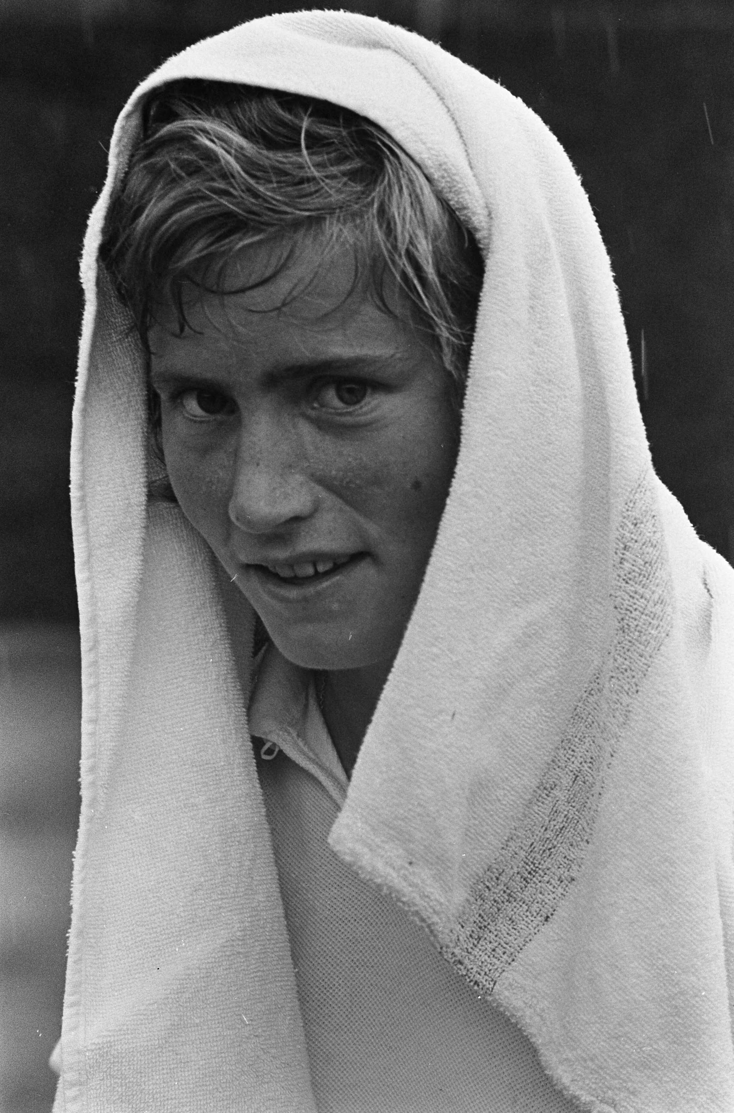 Fotocollectie Anefo — Open Nederlands kampioenschap tennis op 't Melkhuisje te Hilversum, Trudy Groenman met handdoek op haar hoofd tegen de regen — Foto: Kroon, Ron / Anefo. Licentie: Set B: Rechtenvrij / Publiek Domein. Bron: Nationaal Archief. http://hdl.handle.net/10648/aab562bc-d0b4-102d-bcf8-003048976d84