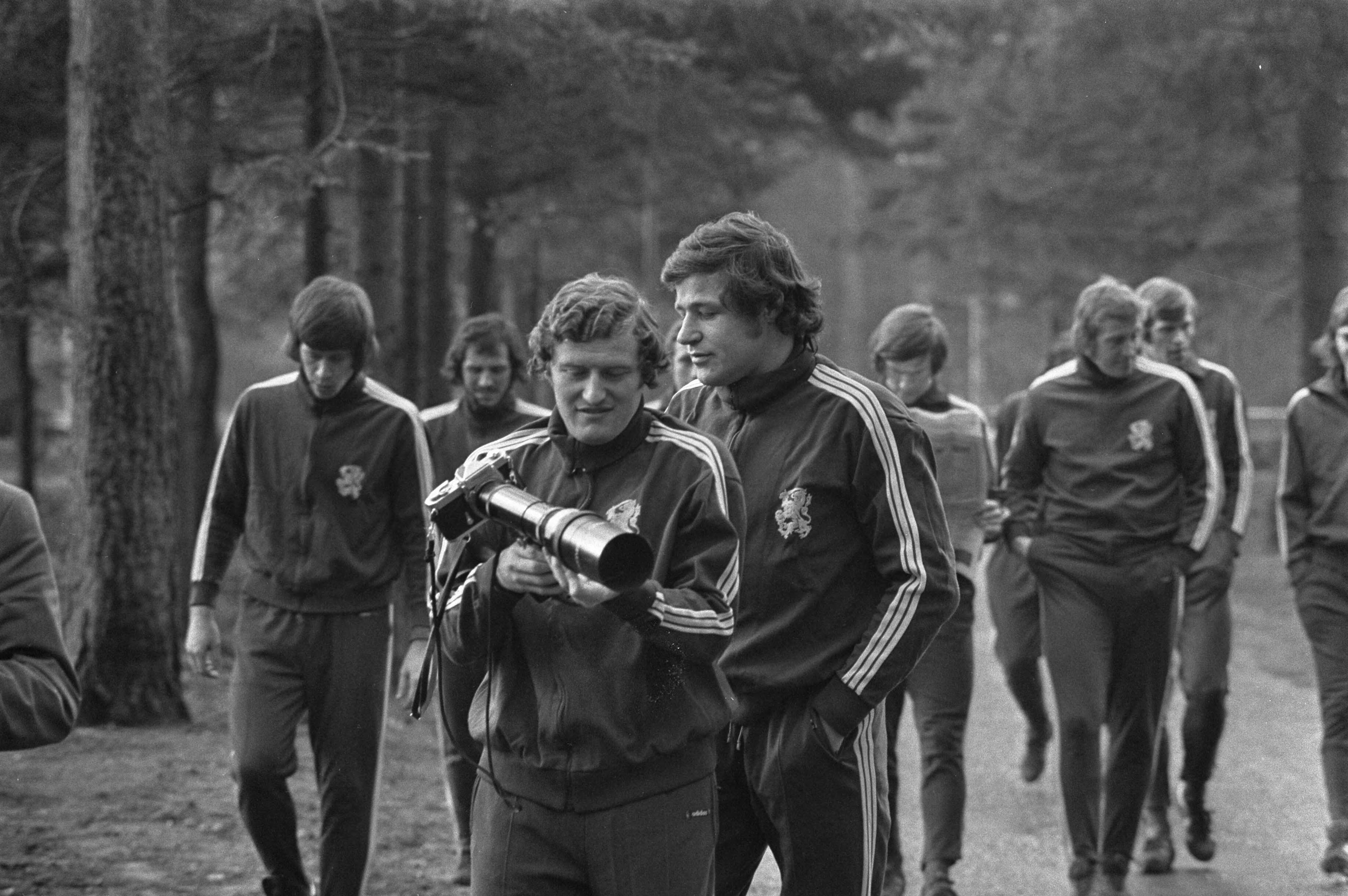 Fotocollectie Anefo — Training Nederlands elftal in Zeist voor vriendschappelijke wedstrijd tegen Griekenland — Foto: Mieremet, Rob / Anefo. Licentie: Set B: Rechtenvrij / Publiek Domein. Bron: Nationaal Archief. http://hdl.handle.net/10648/abe05c6e-d0b4-102d-bcf8-003048976d84