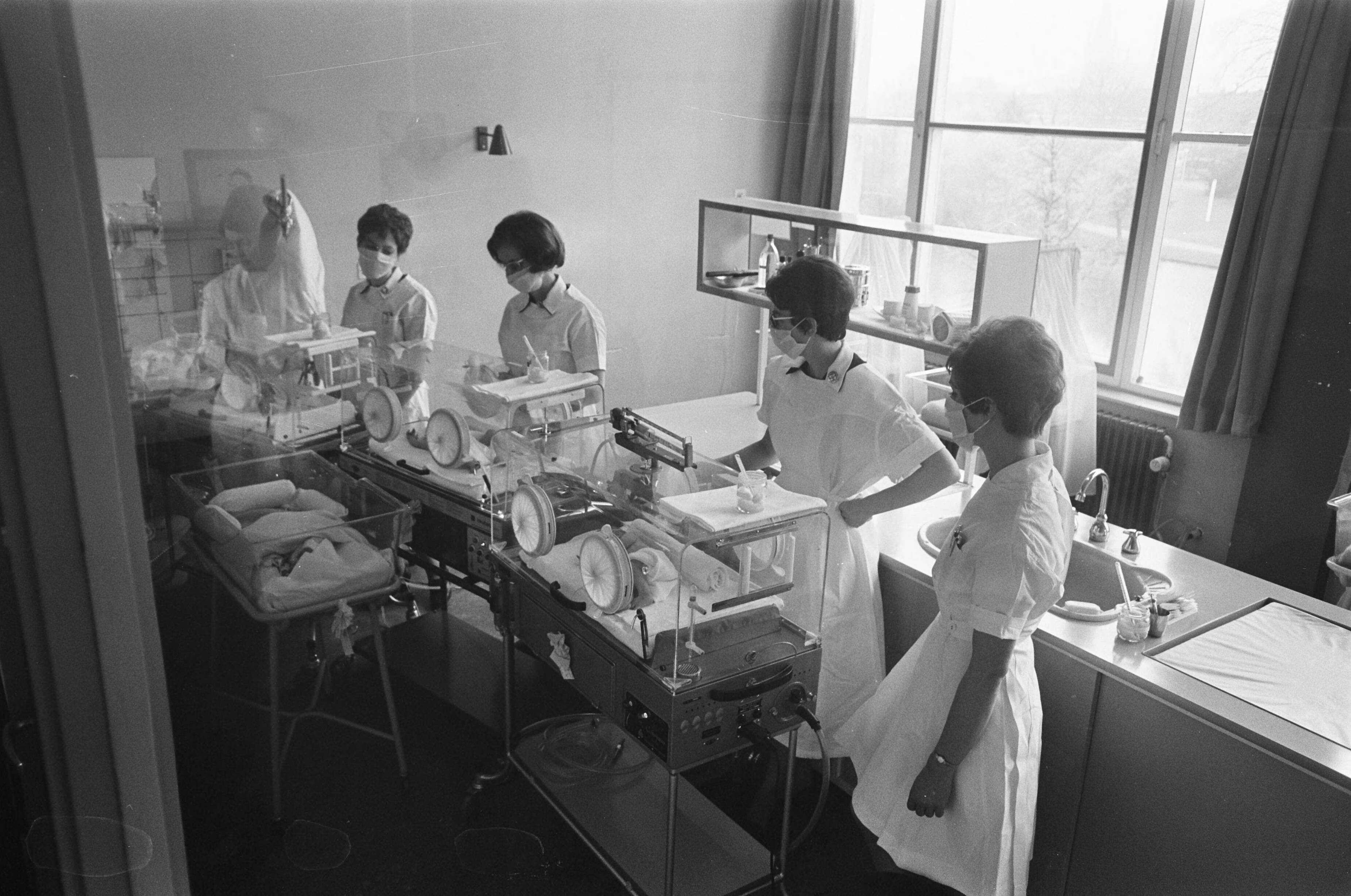 Fotocollectie Anefo — Vierling Verheul in couveuse in Algemeen Ziekenhuis te Woerden — Foto: Evers, Joost / Anefo. Licentie: Set B: Rechtenvrij / Publiek Domein. Bron: Nationaal Archief. http://hdl.handle.net/10648/ab6179f8-d0b4-102d-bcf8-003048976d84