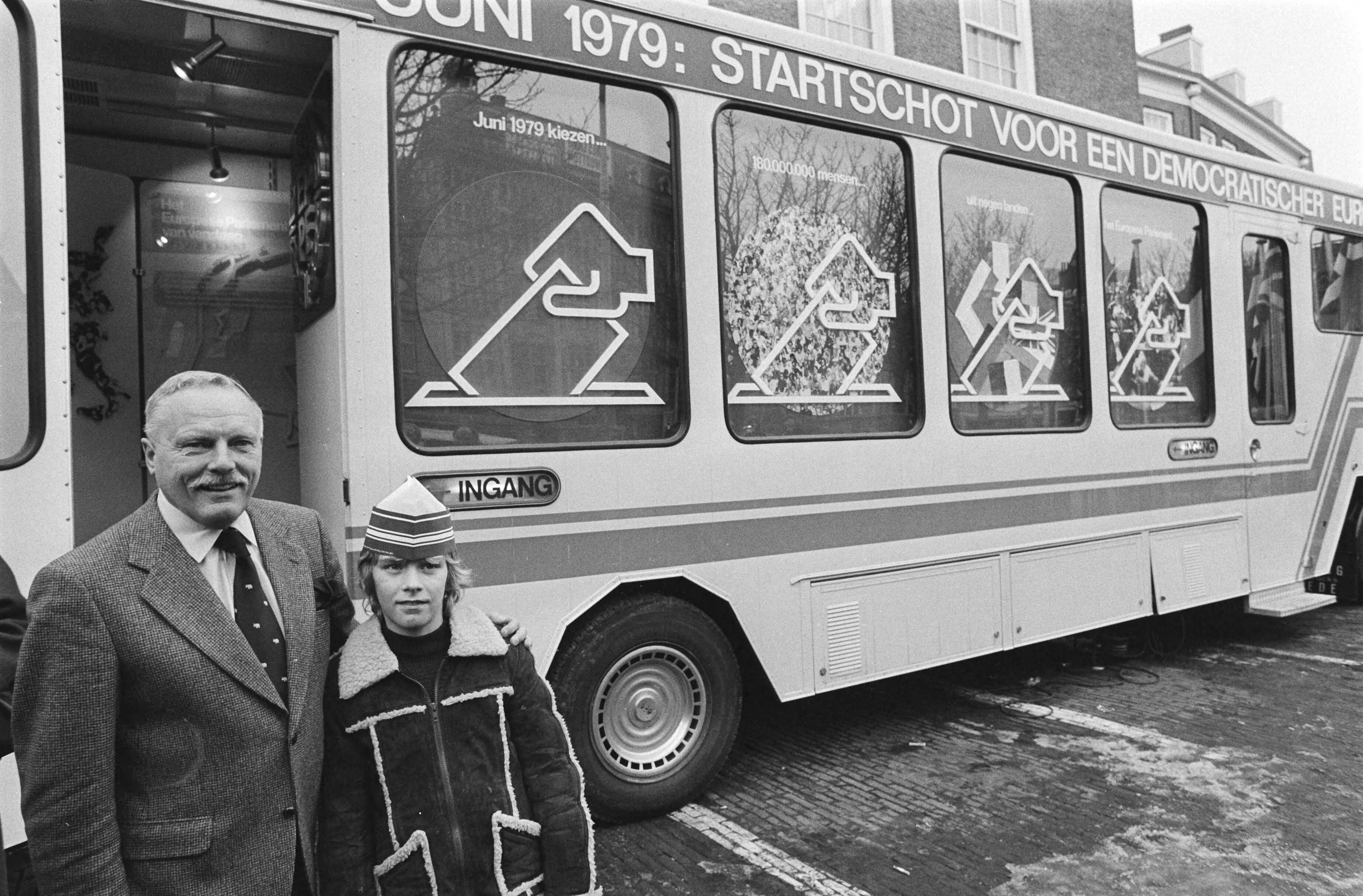 Fotocollectie Anefo — Den Haag , startsein voorlichtingstoernee voor Europese verkiezingen in juni a.s. — Foto: Croes, Rob C. / Anefo. Licentie: Set B: Rechtenvrij / Publiek Domein. Bron: Nationaal Archief. http://hdl.handle.net/10648/acc3591a-d0b4-102d-bcf8-003048976d84