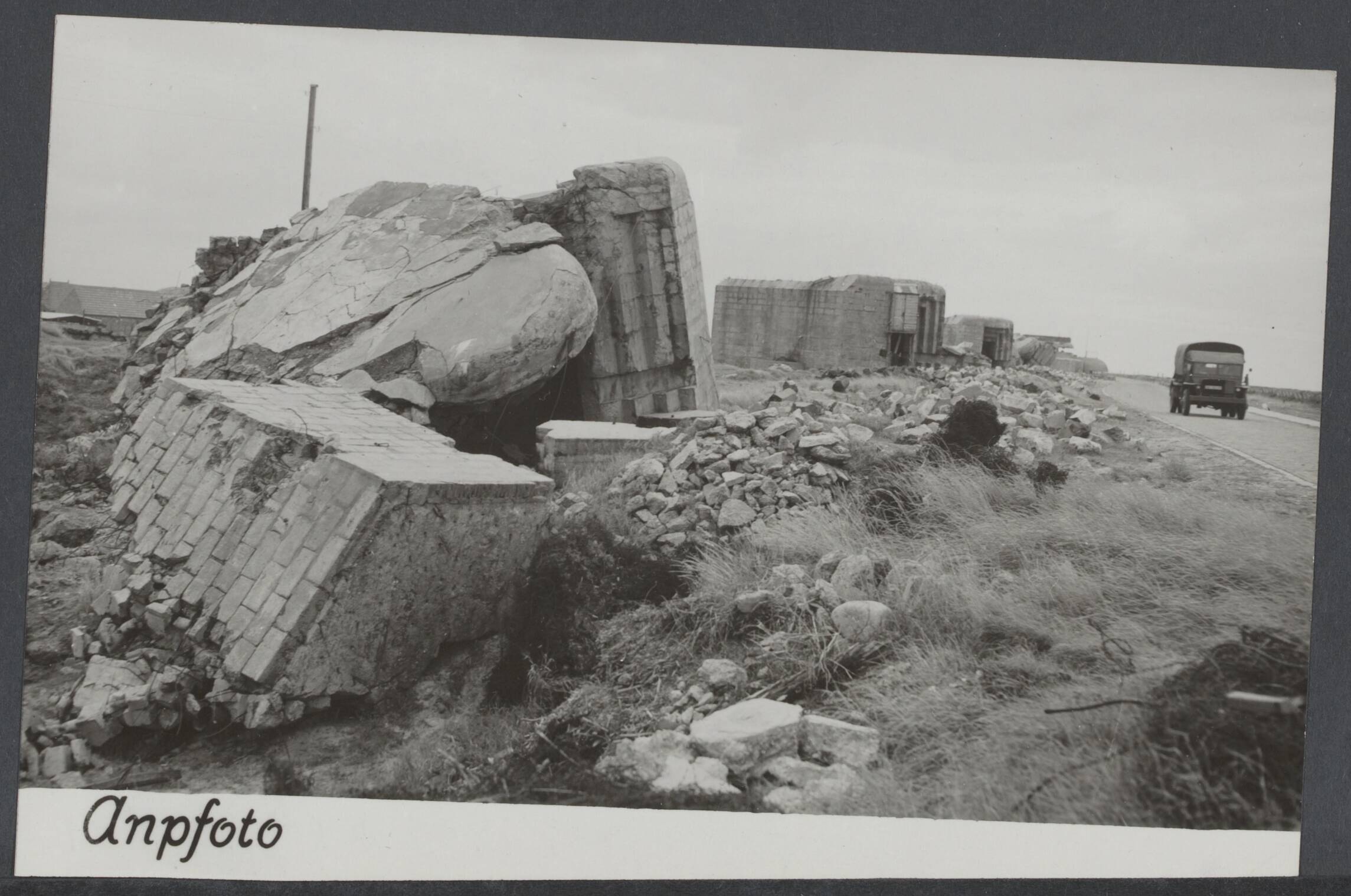 Slechten vestingwerken, vernietiging en vinden oorlogsmateriaal, demilitarisering, opslag, dumps. Nederland. — Een lelijk souvenir aan de oorlogsdagen vormen de vele bunkers in ons land. Vooral de boulevard te Westkapelle wordt door t[ien] bunkers ontsierd. Verscheidene malen heeft men reeds getracht te ruimen. Doch dit bleek op te grote moeilijkheden te stuiten. En zo staan de grote betonmassa's er nog steeds, aanstoot gevend aan een ieder die een wandeling langs de boulevard maakt — Foto: ANP / RVD of rechtenvrij. Licentie: Set B: Rechtenvrij / Publiek Domein. Bron: Nationaal Archief. http://hdl.handle.net/10648/2bd73c28-ab1b-305d-3b27-30de08a2205e