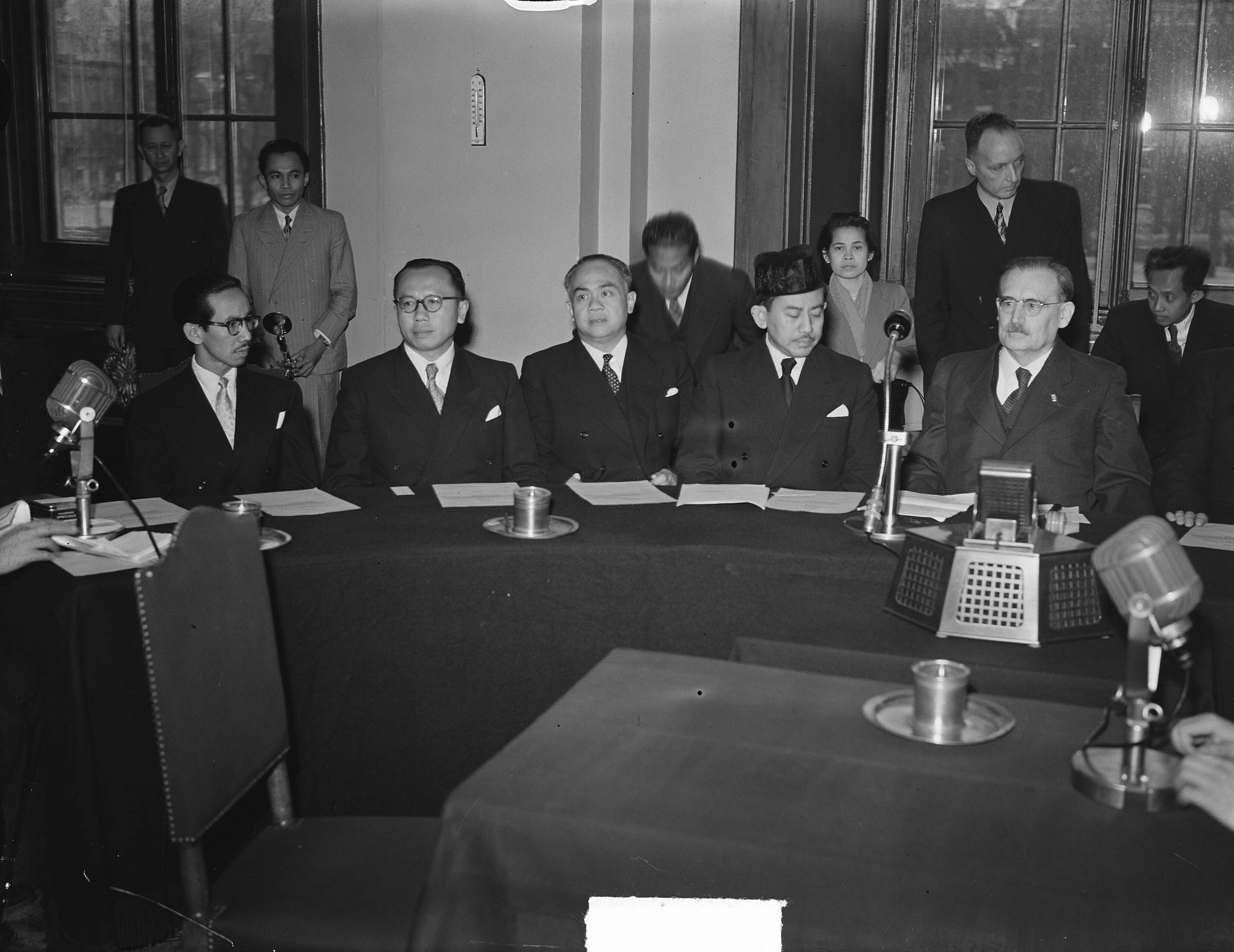 2e Nederlands-Indische ministersconferentie te Den Haag — Tweede Nederlands Indische Ministerconferentie te Den Haag. Indonesische delegatie — Foto: Bilsen, Joop van / Anefo. Licentie: Set B: Rechtenvrij / Publiek Domein. Bron: Nationaal Archief. http://hdl.handle.net/10648/a8e271aa-d0b4-102d-bcf8-003048976d84