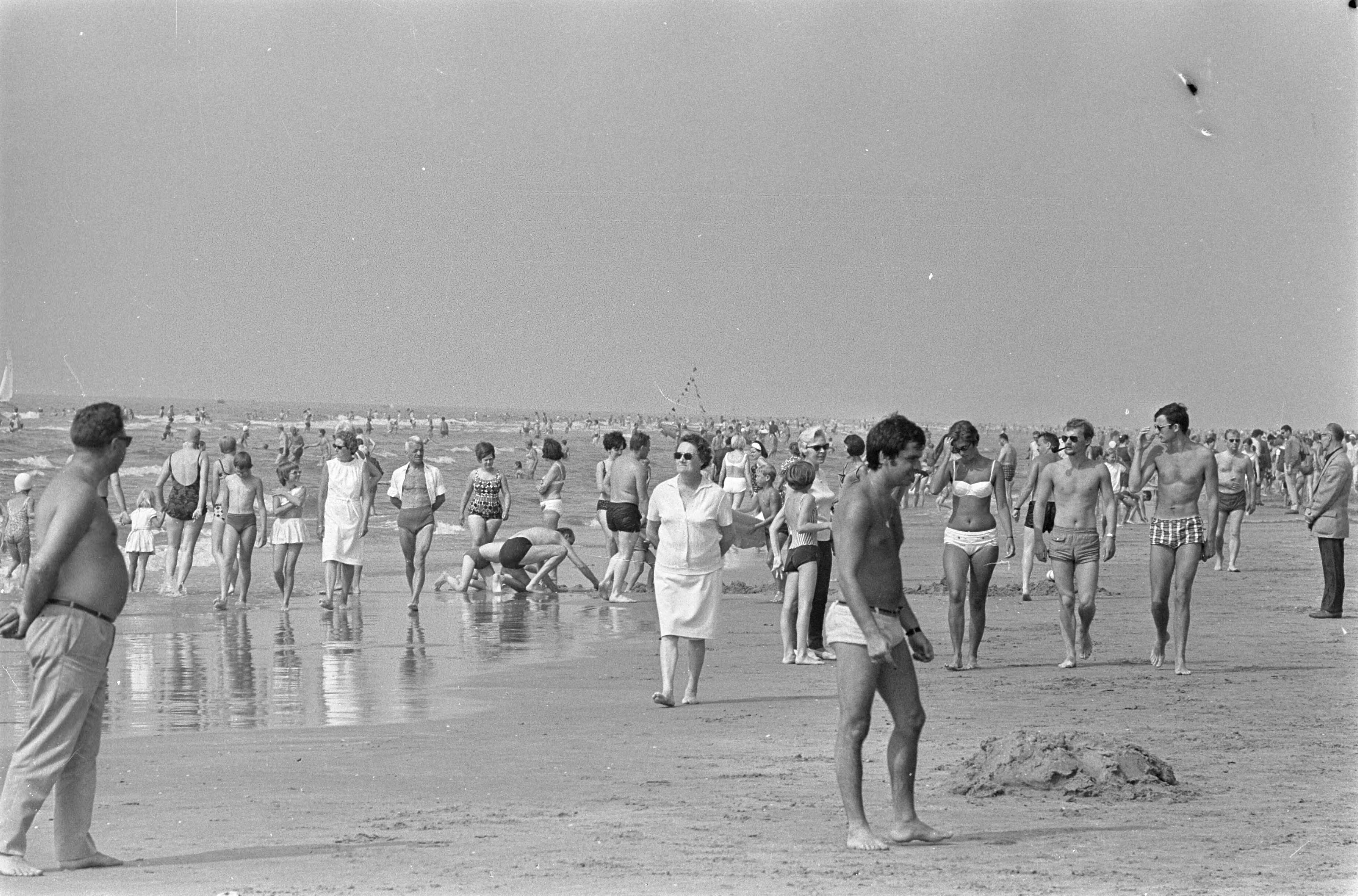 Fotocollectie Anefo — Invasie aan Noordzeestrand. Zandvoort omstreeks 14.00u. zondag — Foto: Nijs, Jac. de / Anefo. Licentie: Set B: Rechtenvrij / Publiek Domein. Bron: Nationaal Archief. http://hdl.handle.net/10648/ab1fd502-d0b4-102d-bcf8-003048976d84