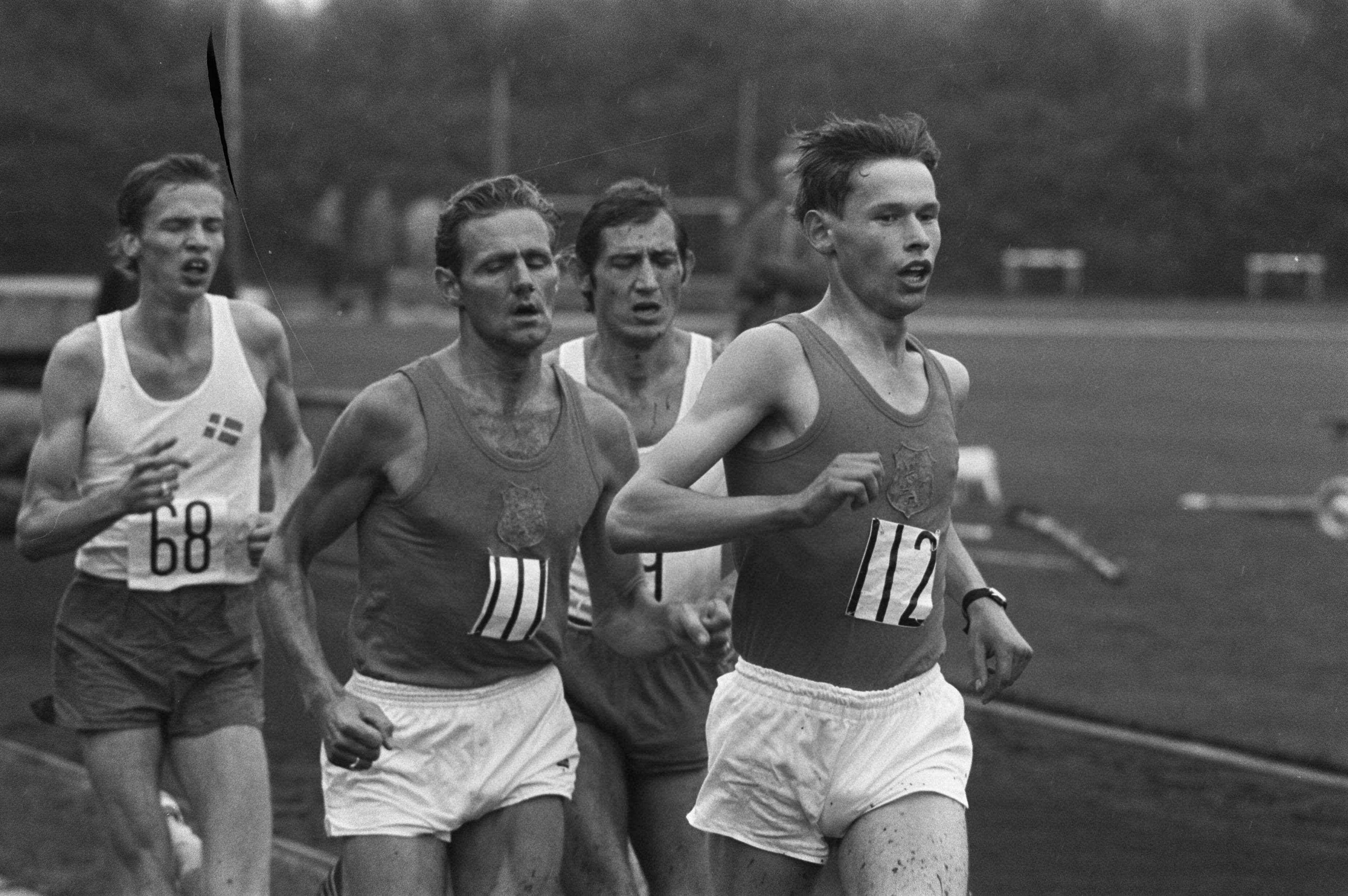 Fotocollectie Anefo — Atletiek Nederland tegen Denemarken in Groningen; nr. 14: rechts G. Tebroke , midden E. Nijstad in aktie — Foto: Verhoeff, Bert / Anefo. Licentie: Set B: Rechtenvrij / Publiek Domein. Bron: Nationaal Archief. http://hdl.handle.net/10648/aba06898-d0b4-102d-bcf8-003048976d84