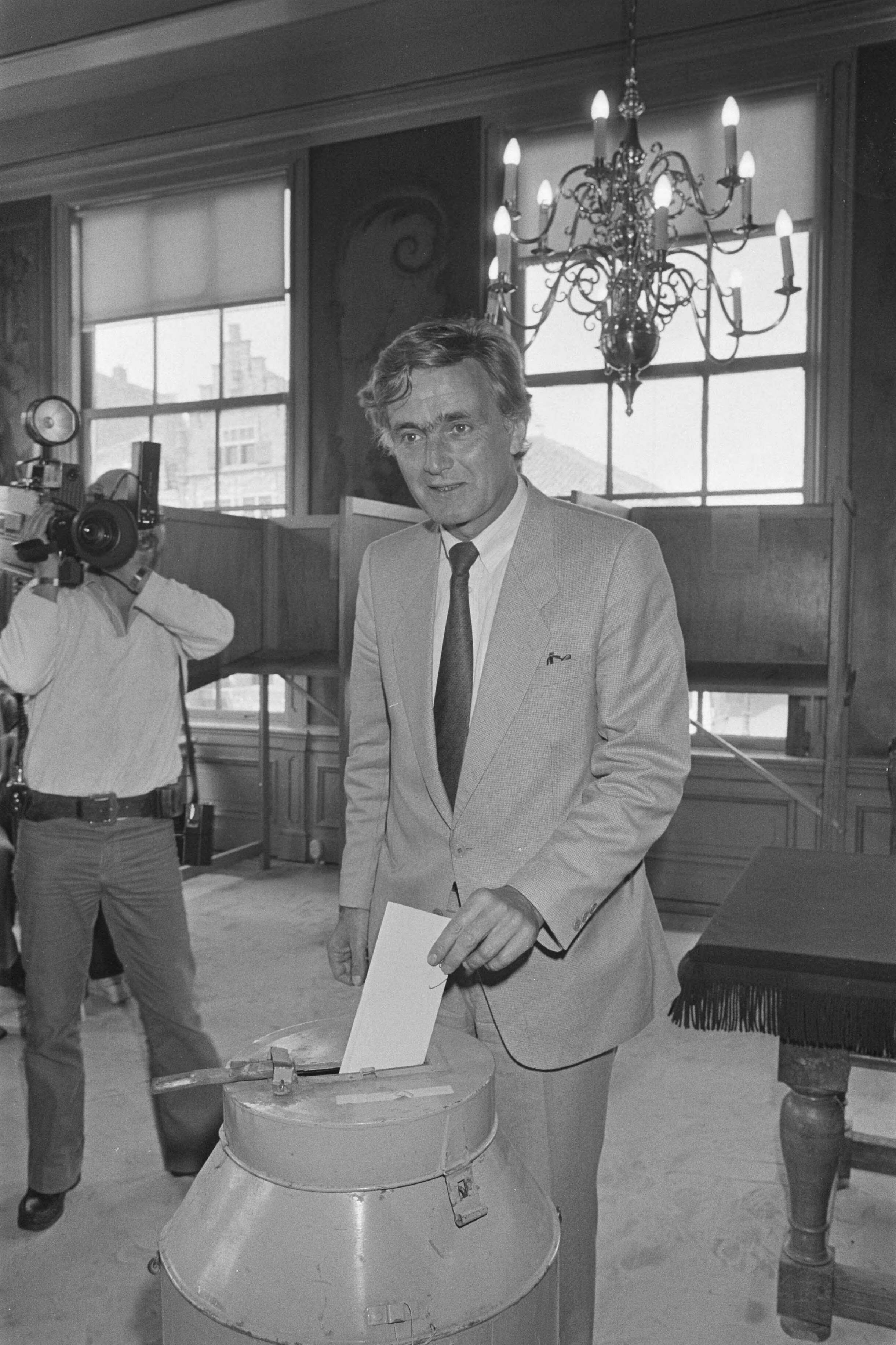 Fotocollectie Anefo — Europese verkiezingen; voorzitter Europese Parlement , Piet Dankert stemt (in Edam) — Foto: Croes, Rob C. / Anefo. Licentie: Set B: Rechtenvrij / Publiek Domein. Bron: Nationaal Archief. http://hdl.handle.net/10648/ad3a057e-d0b4-102d-bcf8-003048976d84