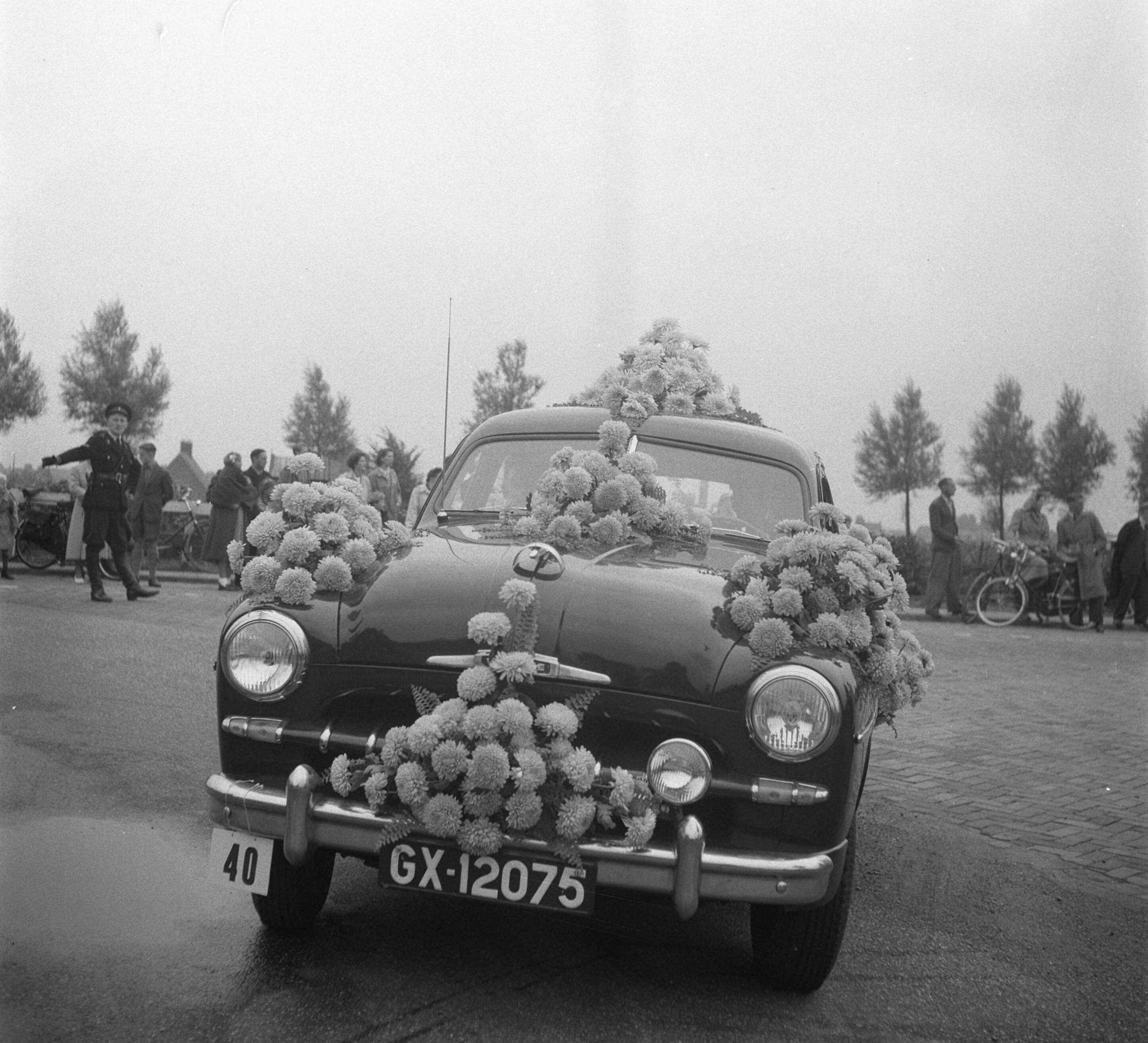 Fotocollectie Anefo — Bloemencorso Aalsmeer — Foto: Pot, Harry / Anefo. Licentie: Set B: Rechtenvrij / Publiek Domein. Bron: Nationaal Archief. http://hdl.handle.net/10648/a8deafe8-d0b4-102d-bcf8-003048976d84