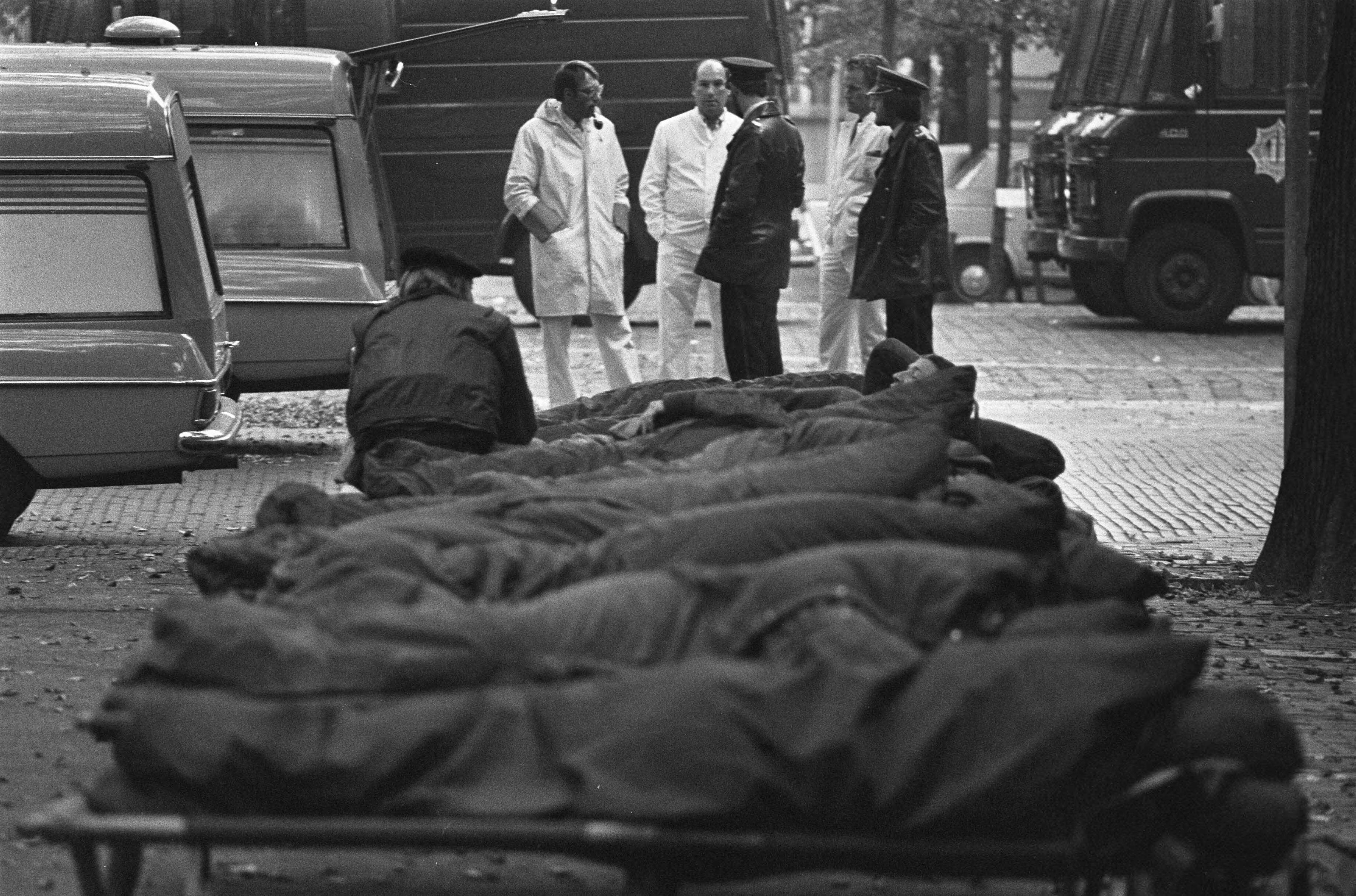 Fotocollectie Anefo — Japanse terroristen gijzelen Franse ambassadeur en 10 anderen in Franse ambassade in Den Haag , mariniers slapen op veldbedden bij de Franse ambassade / — Foto: Mieremet, Rob / Anefo. Licentie: Set B: Rechtenvrij / Publiek Domein. Bron: Nationaal Archief. http://hdl.handle.net/10648/ac553660-d0b4-102d-bcf8-003048976d84
