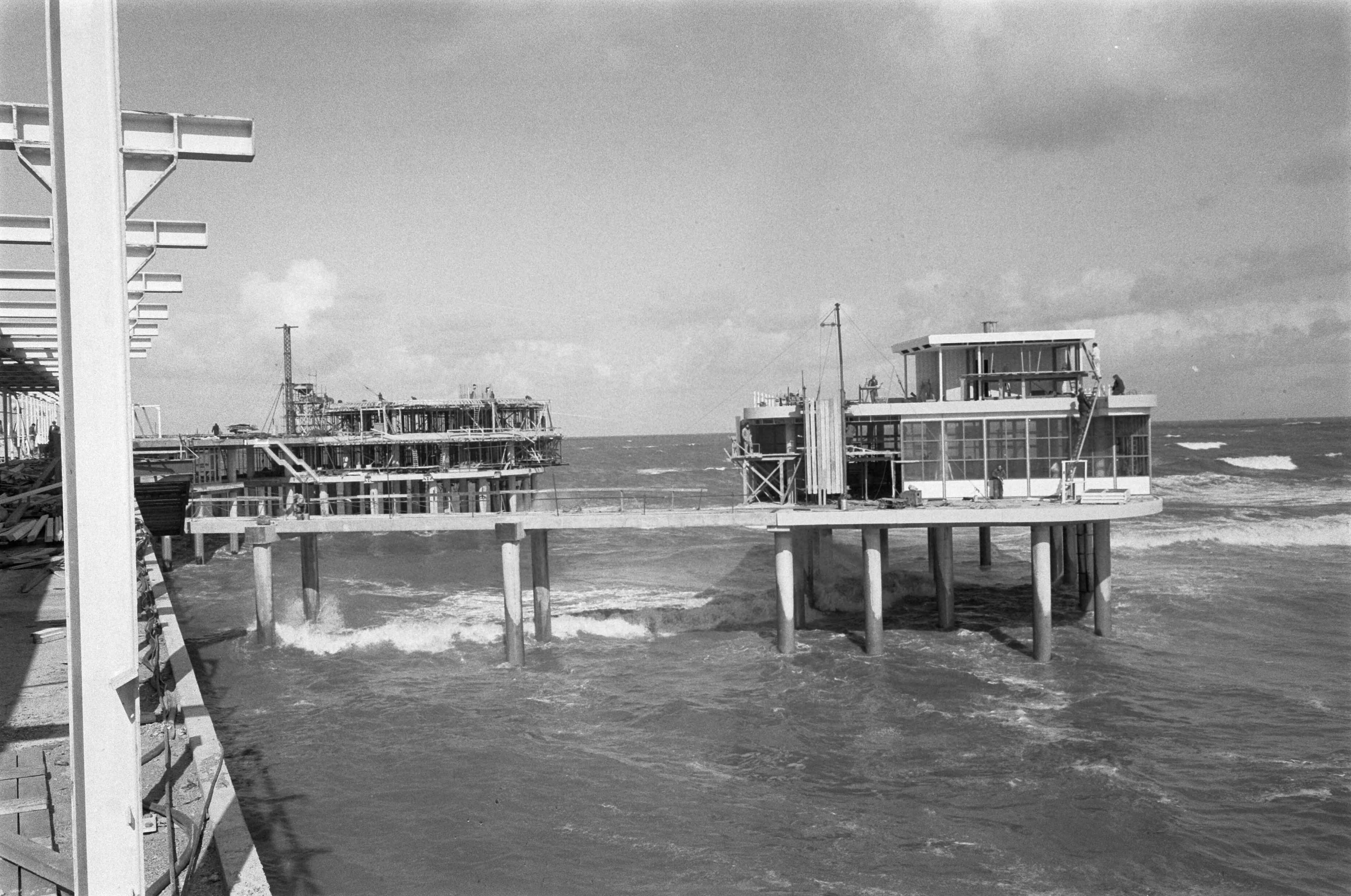 Fotocollectie Anefo — Bouw van de Pier te Scheveningen — Foto: Pot, Harry / Anefo. Licentie: Set B: Rechtenvrij / Publiek Domein. Bron: Nationaal Archief. http://hdl.handle.net/10648/a9cedc7a-d0b4-102d-bcf8-003048976d84