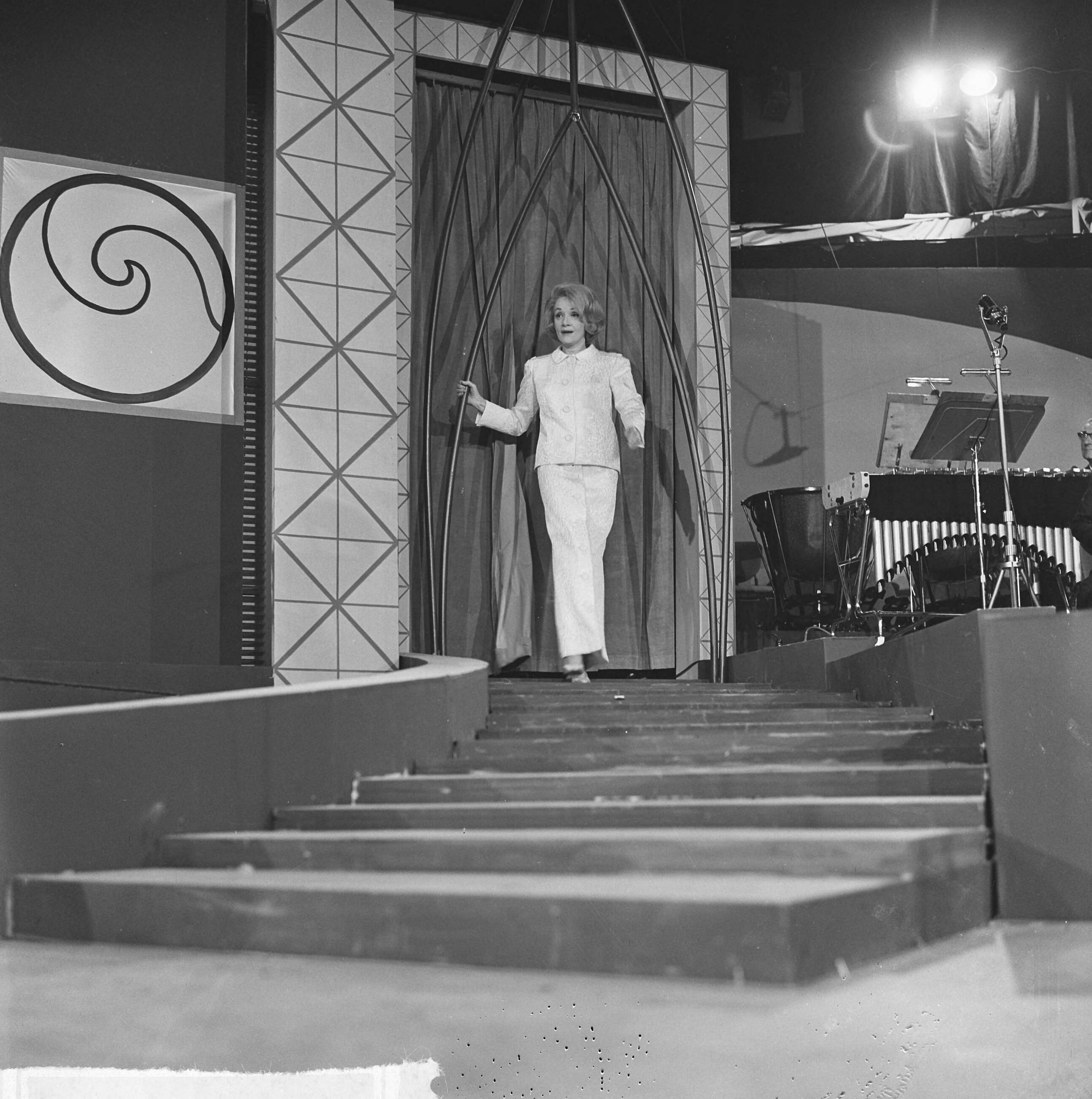 Grand Gala du Disque 1963 — Grand Gala du Disque Populair in het Kurhaus te Scheveningen. Marlene Dietrich — Foto: Koch, Eric / Anefo. Licentie: Set B: Rechtenvrij / Publiek Domein. Bron: Nationaal Archief. http://hdl.handle.net/10648/aa498c0e-d0b4-102d-bcf8-003048976d84