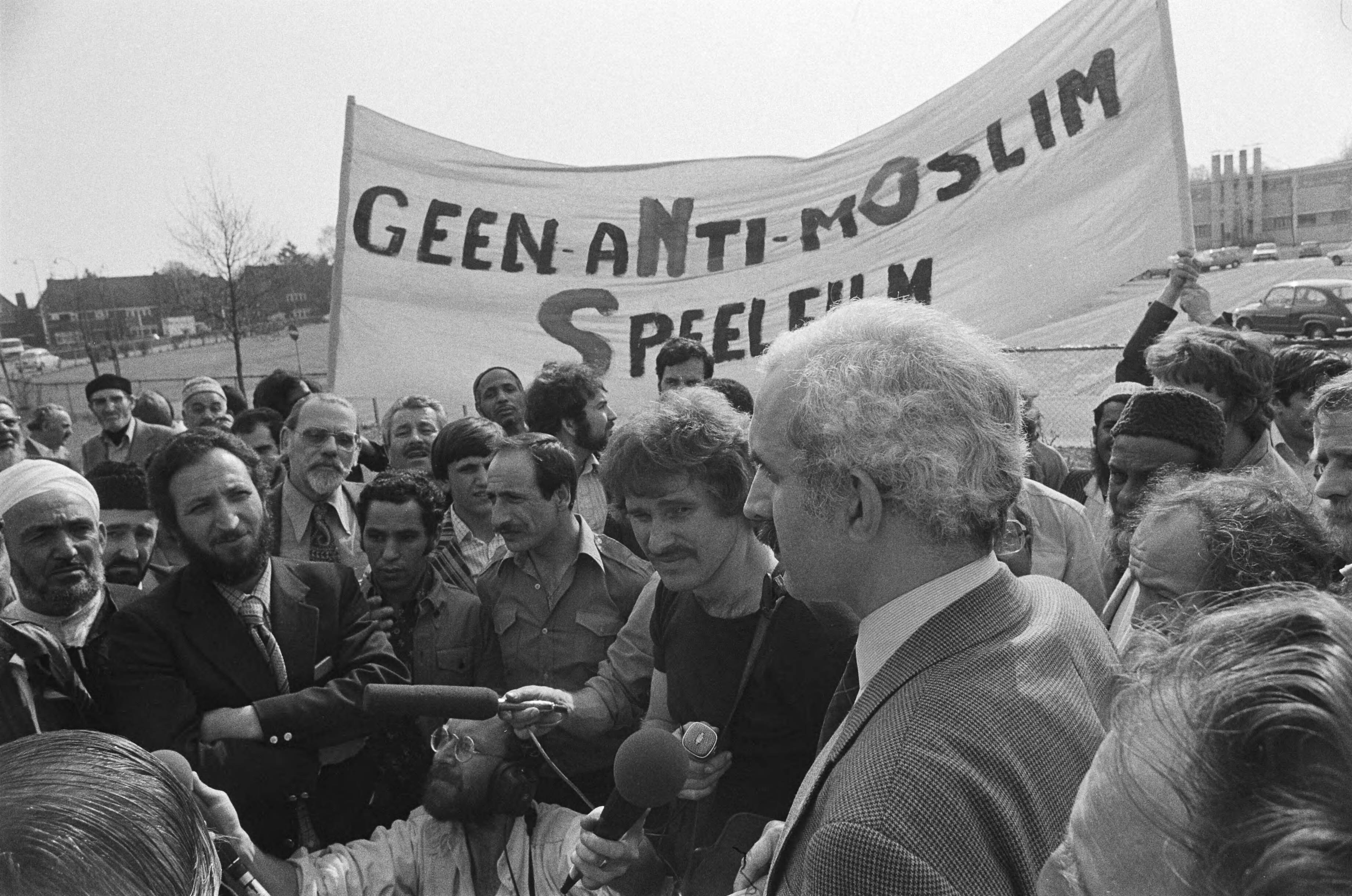 Fotocollectie Anefo — Moslims demonstreren voor het gebouw van de NOS tegen eventueel uitzenden van de film "De dood van een Prinses". NOS voorzitter Jurgens in gesprek met Moslims — Foto: Suyk, Koen / Anefo. Licentie: Set B: Rechtenvrij / Publiek Domein. Bron: Nationaal Archief. http://hdl.handle.net/10648/acde1bb0-d0b4-102d-bcf8-003048976d84