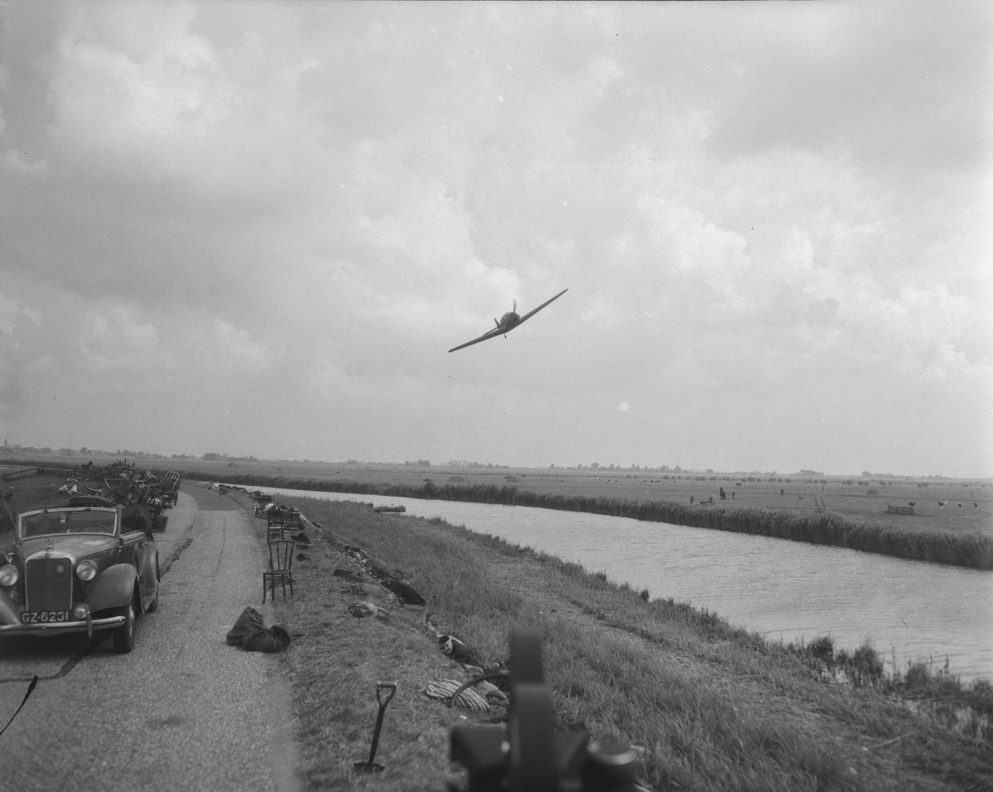 Fotocollectie Anefo — Filmopnamen in de Beemster bij Schermerhorn voor de film "Operation Amsterdam" — Foto: Pot, Harry / Anefo. Licentie: Set B: Rechtenvrij / Publiek Domein. Bron: Nationaal Archief. http://hdl.handle.net/10648/a9813e8e-d0b4-102d-bcf8-003048976d84