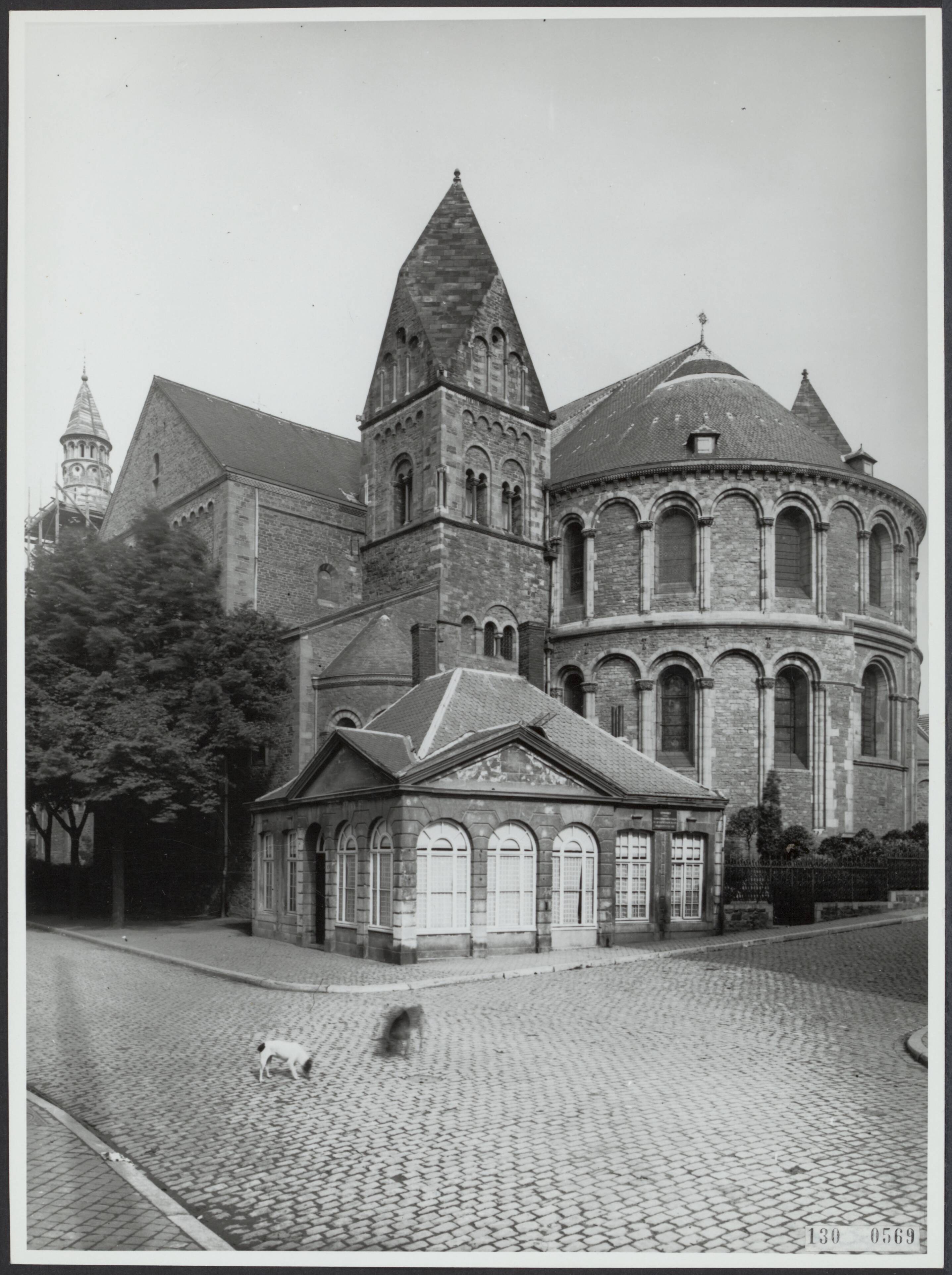 Fotocollectie Rijksvoorlichtingsdienst Eigen — Maastricht. Oostkoor van de O.L.V. kerk met toren en wachtgebouwtje — Foto: Rijksvoorlichtingsdienst (RVD). Licentie: Set B: Rechtenvrij / Publiek Domein. Bron: Nationaal Archief. http://hdl.handle.net/10648/af4b5232-d0b4-102d-bcf8-003048976d84