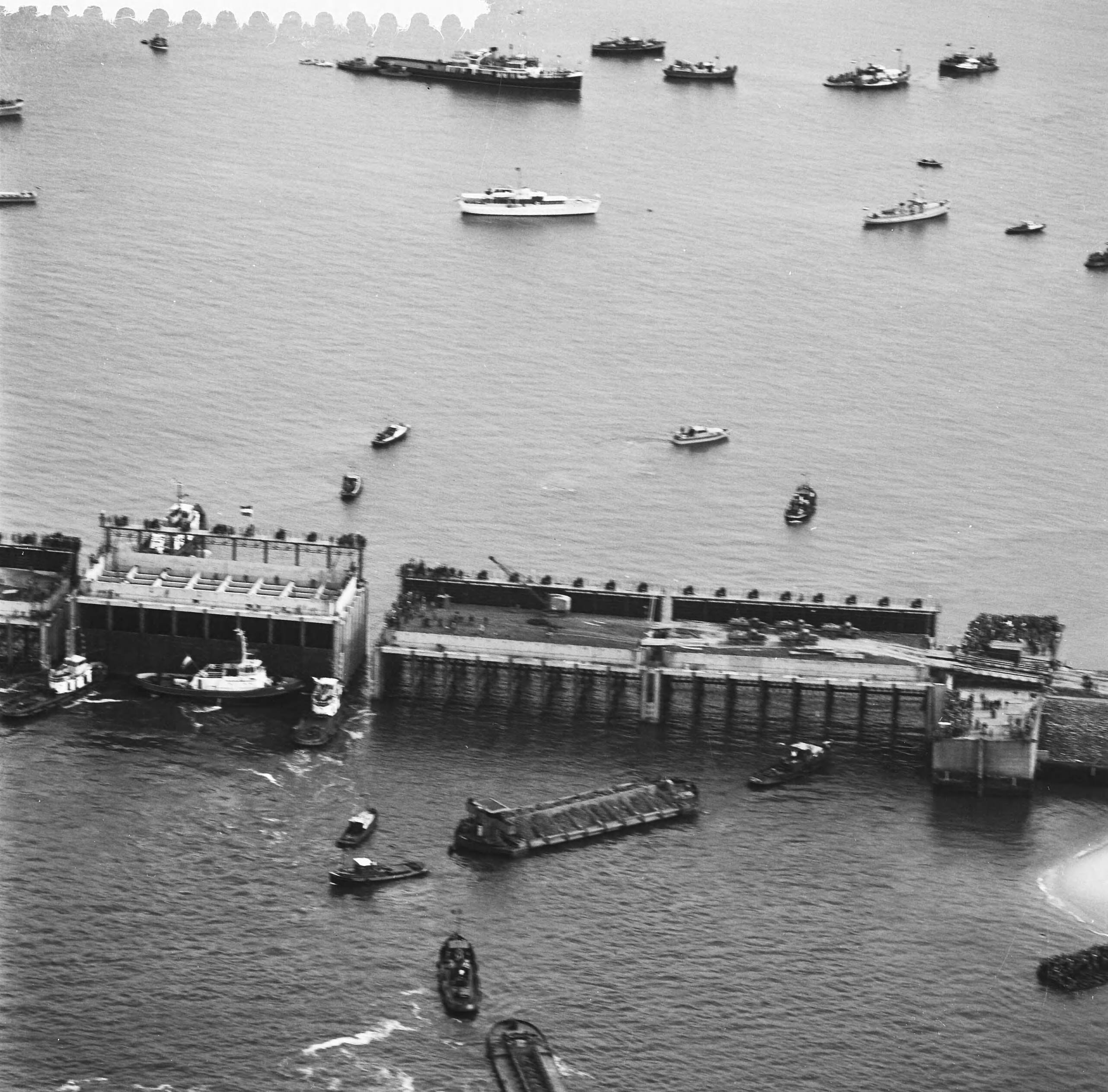 Fotocollectie Anefo — Sluiting Veerse Gat. Luchtopname — Foto: Slagboom, Anton / Anefo. Licentie: Set B: Rechtenvrij / Publiek Domein. Bron: Nationaal Archief. http://hdl.handle.net/10648/a9d2bf52-d0b4-102d-bcf8-003048976d84