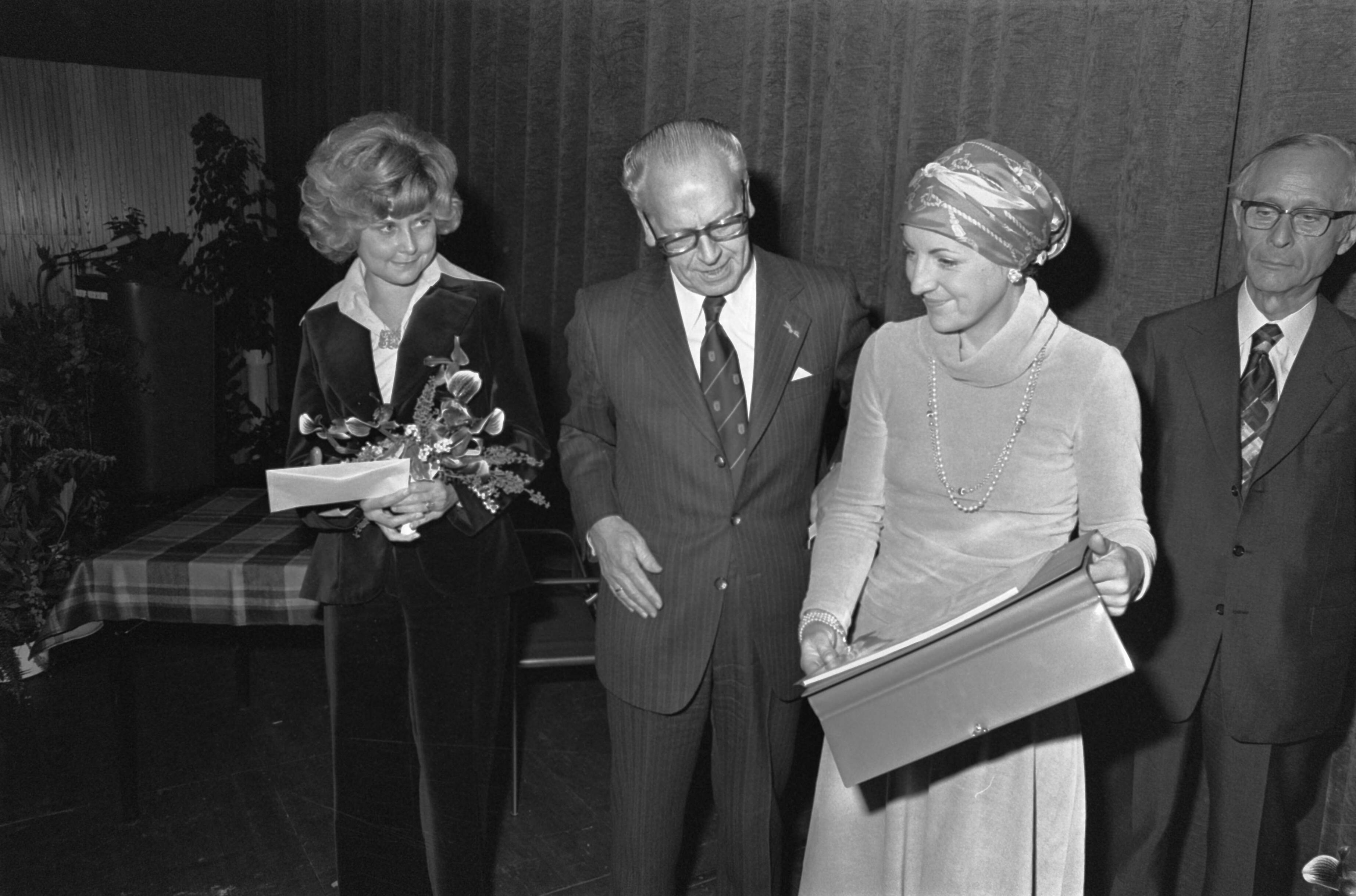 Fotocollectie Anefo — Prinses Margriet woont in Den Haag symposium bij van Rheumabestrijding; Margriet reikt Edaga Stene prijs uit aan mevrouw Van der Tuin Brouwer — Foto: Peters, Hans / Anefo. Licentie: Set B: Rechtenvrij / Publiek Domein. Bron: Nationaal Archief. http://hdl.handle.net/10648/ac8e2b32-d0b4-102d-bcf8-003048976d84