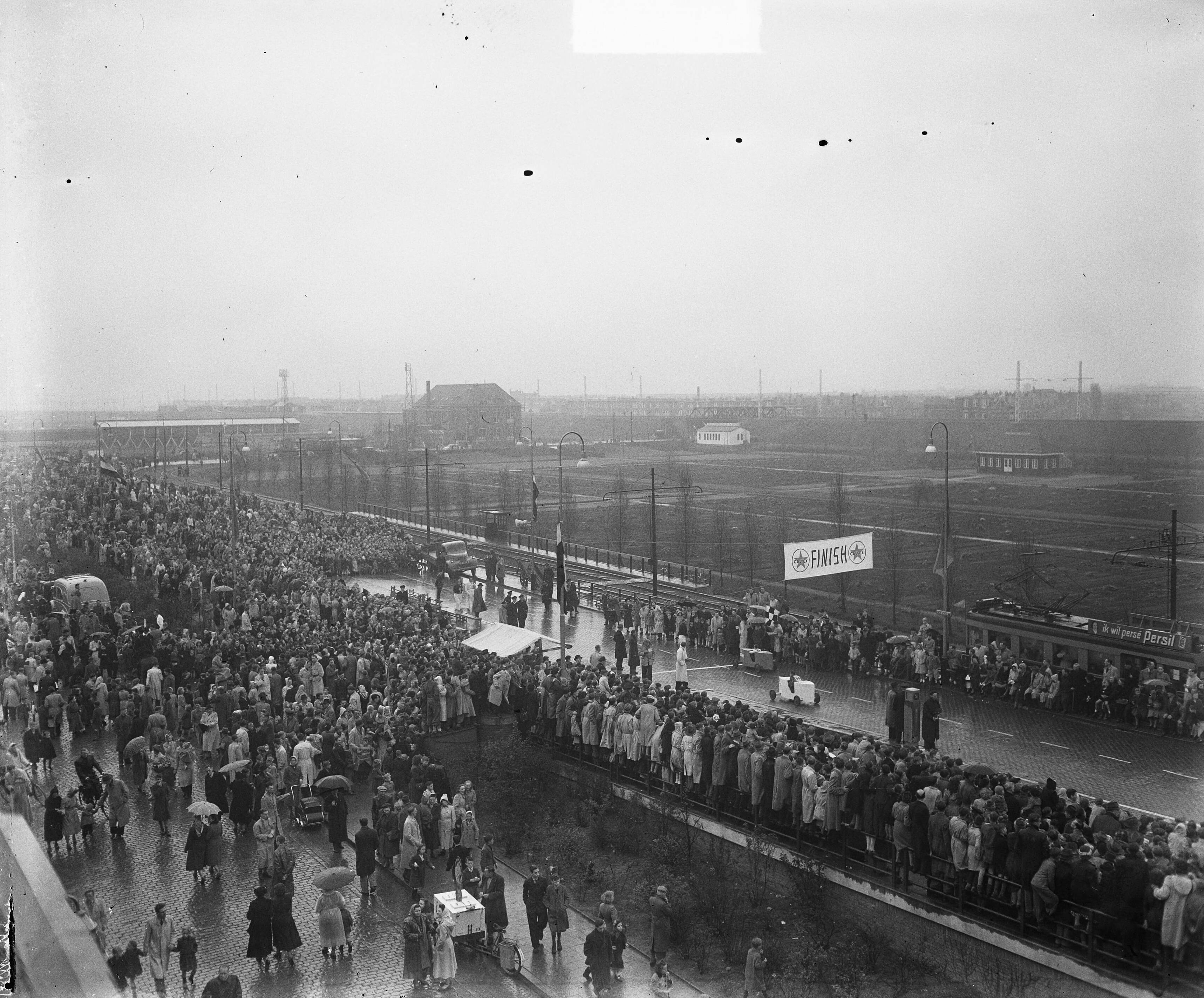 Zeepkistenraces in Haarlem — Zeepkistenrace in Den Haag , overzicht — Foto: Winterbergen, Rolf / Anefo. Licentie: Set B: Rechtenvrij / Publiek Domein. Bron: Nationaal Archief. http://hdl.handle.net/10648/a8d8095e-d0b4-102d-bcf8-003048976d84