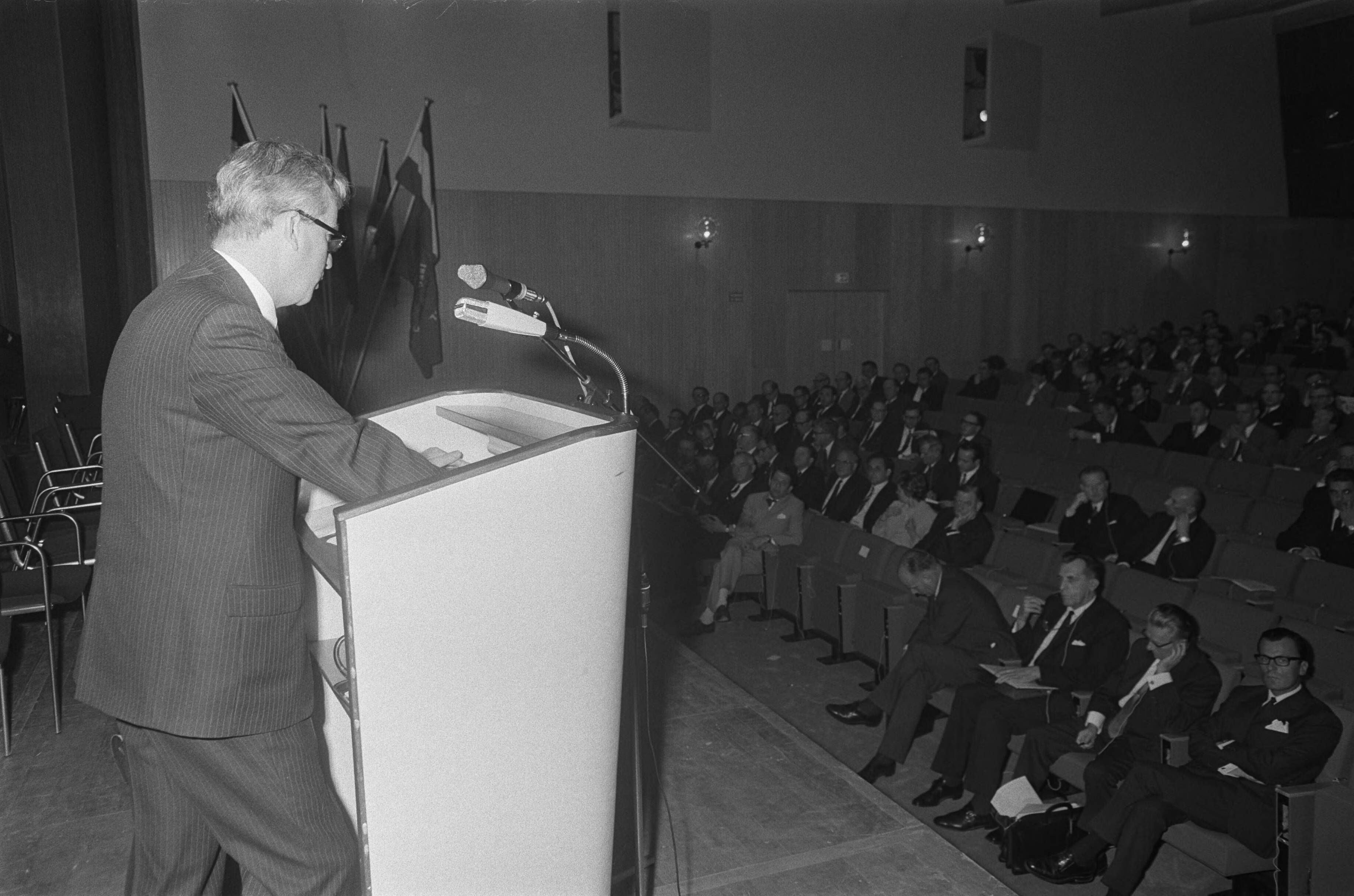 Fotocollectie Anefo — 6e Algemene Vergadering van het Europese vakbewegingssector in het Nederlands Congresgeb. te Den Haag links de Belg Th. Rasschaert en rechts A. Kloos — Foto: Mieremet, Rob / Anefo. Licentie: Set B: Rechtenvrij / Publiek Domein. Bron: Nationaal Archief. http://hdl.handle.net/10648/ab66681e-d0b4-102d-bcf8-003048976d84