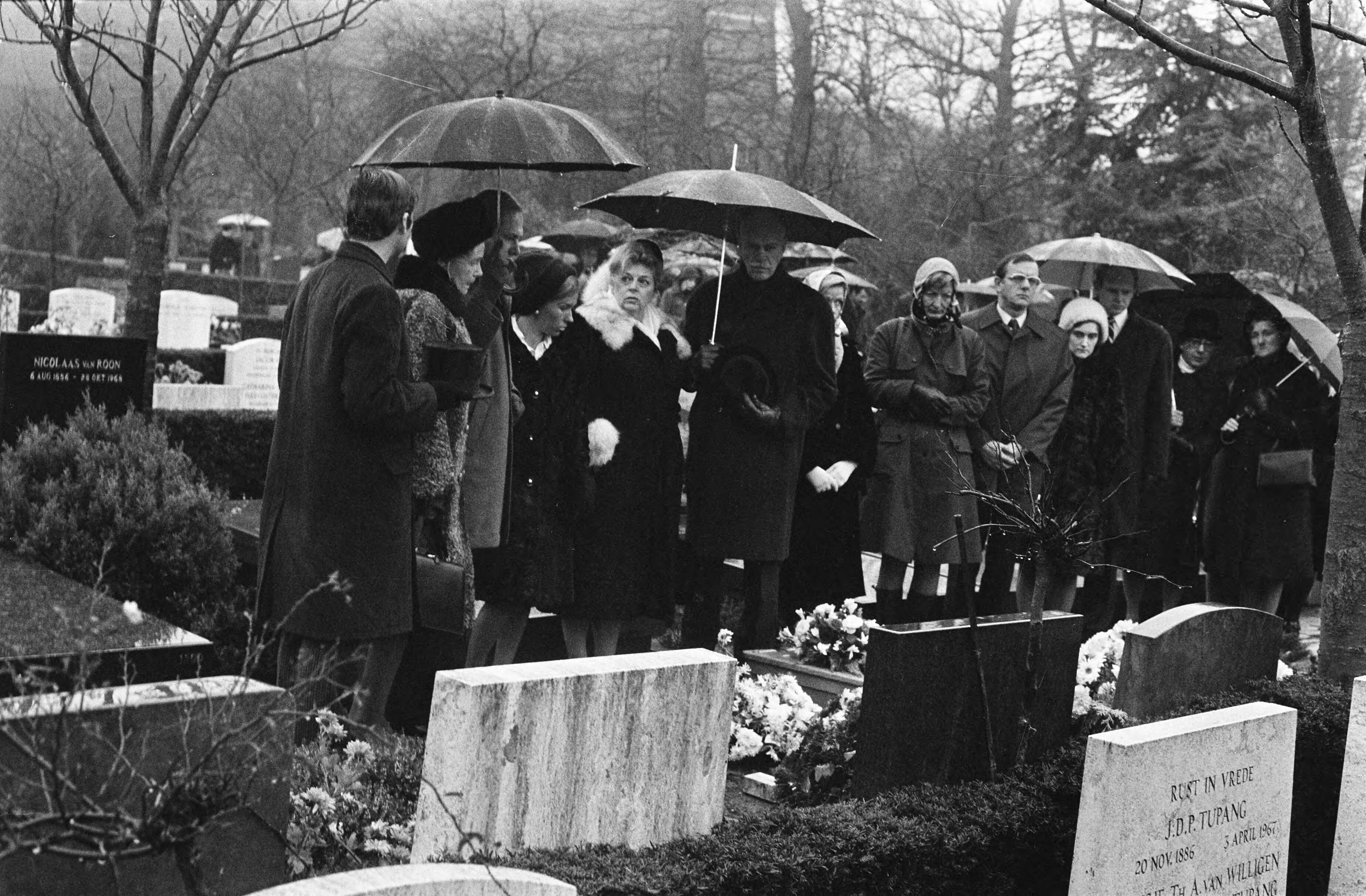 Fotocollectie Anefo — Verongelukte Martinair-stewardess Rietje van Hamburg in Wassenaar begraven; familieleden rond het graf — Foto: Bogaerts, Rob / Anefo. Licentie: Set B: Rechtenvrij / Publiek Domein. Bron: Nationaal Archief. http://hdl.handle.net/10648/ac5d2348-d0b4-102d-bcf8-003048976d84