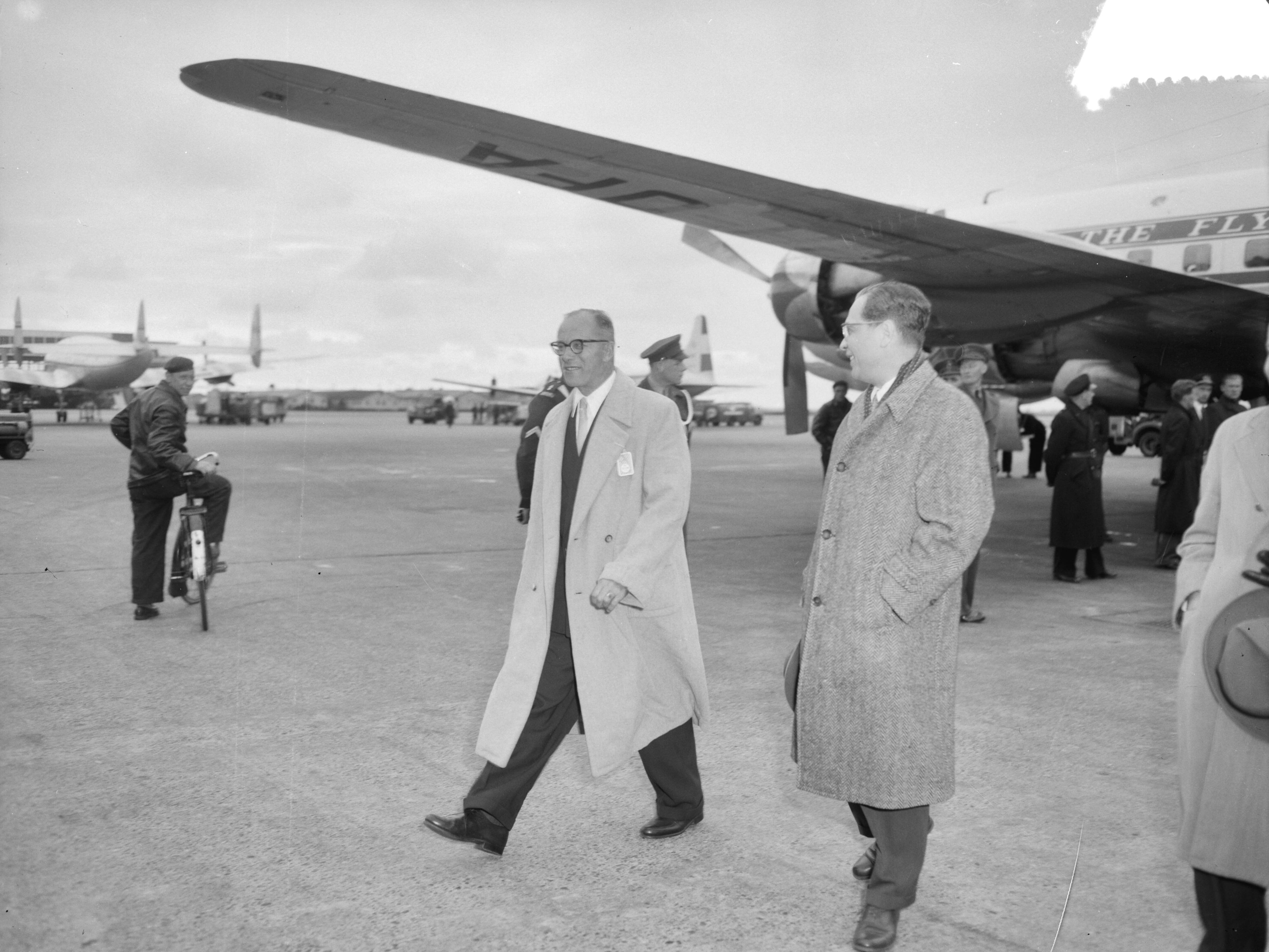 Fotocollectie Anefo — Aankomst van de gouverneur van de Nederlandse Antillen mr. A.A.M. Struycken op Schiphol — Foto: Bilsen, Joop van / Anefo. Licentie: Set B: Rechtenvrij / Publiek Domein. Bron: Nationaal Archief. http://hdl.handle.net/10648/a946a92c-d0b4-102d-bcf8-003048976d84