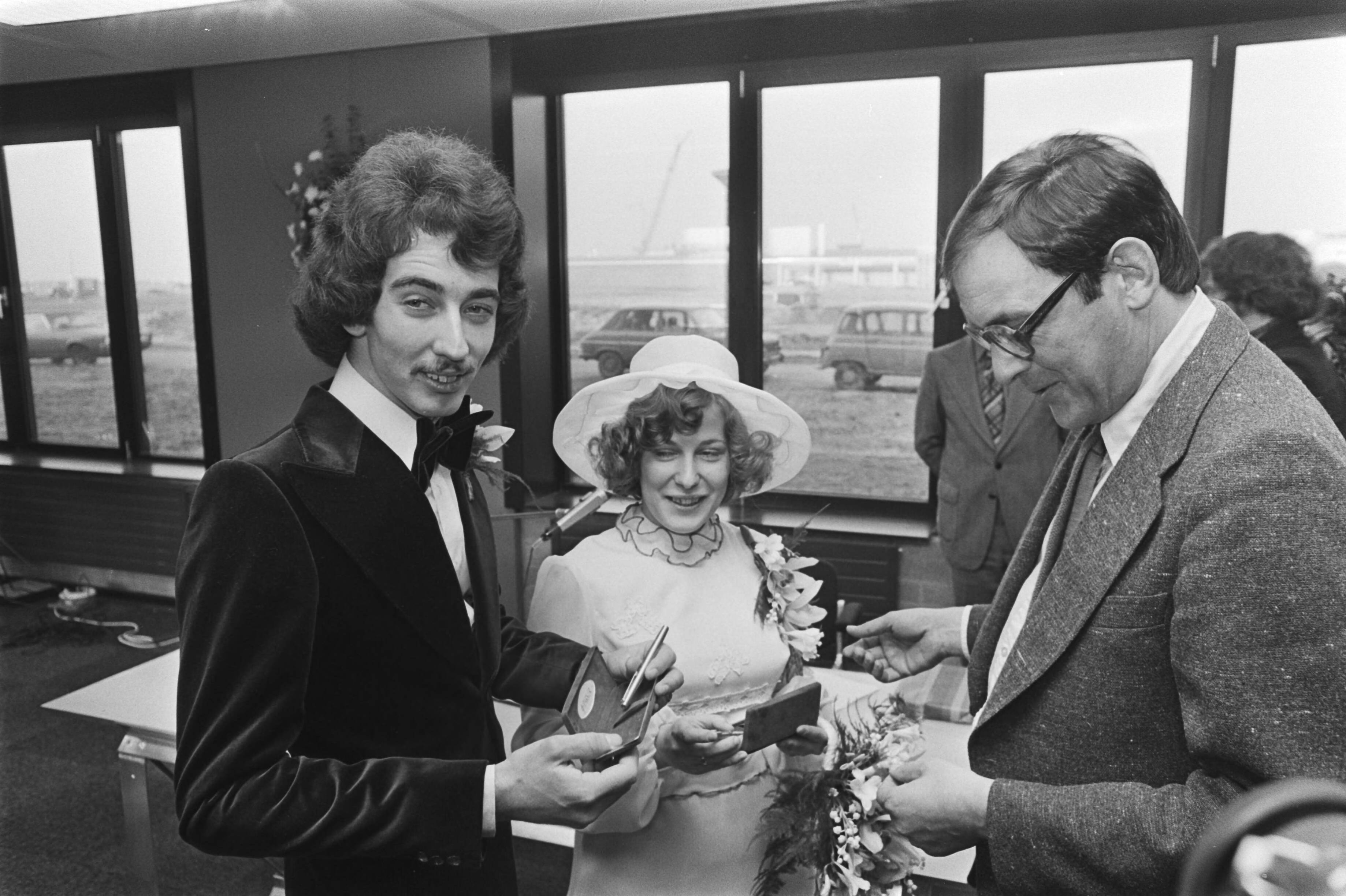 Fotocollectie Anefo — Landdrost Han Lammers voltrekt eerste huwelijk in Almere — Foto: Verhoeff, Bert / Anefo. Licentie: Set B: Rechtenvrij / Publiek Domein. Bron: Nationaal Archief. http://hdl.handle.net/10648/ac942fd2-d0b4-102d-bcf8-003048976d84