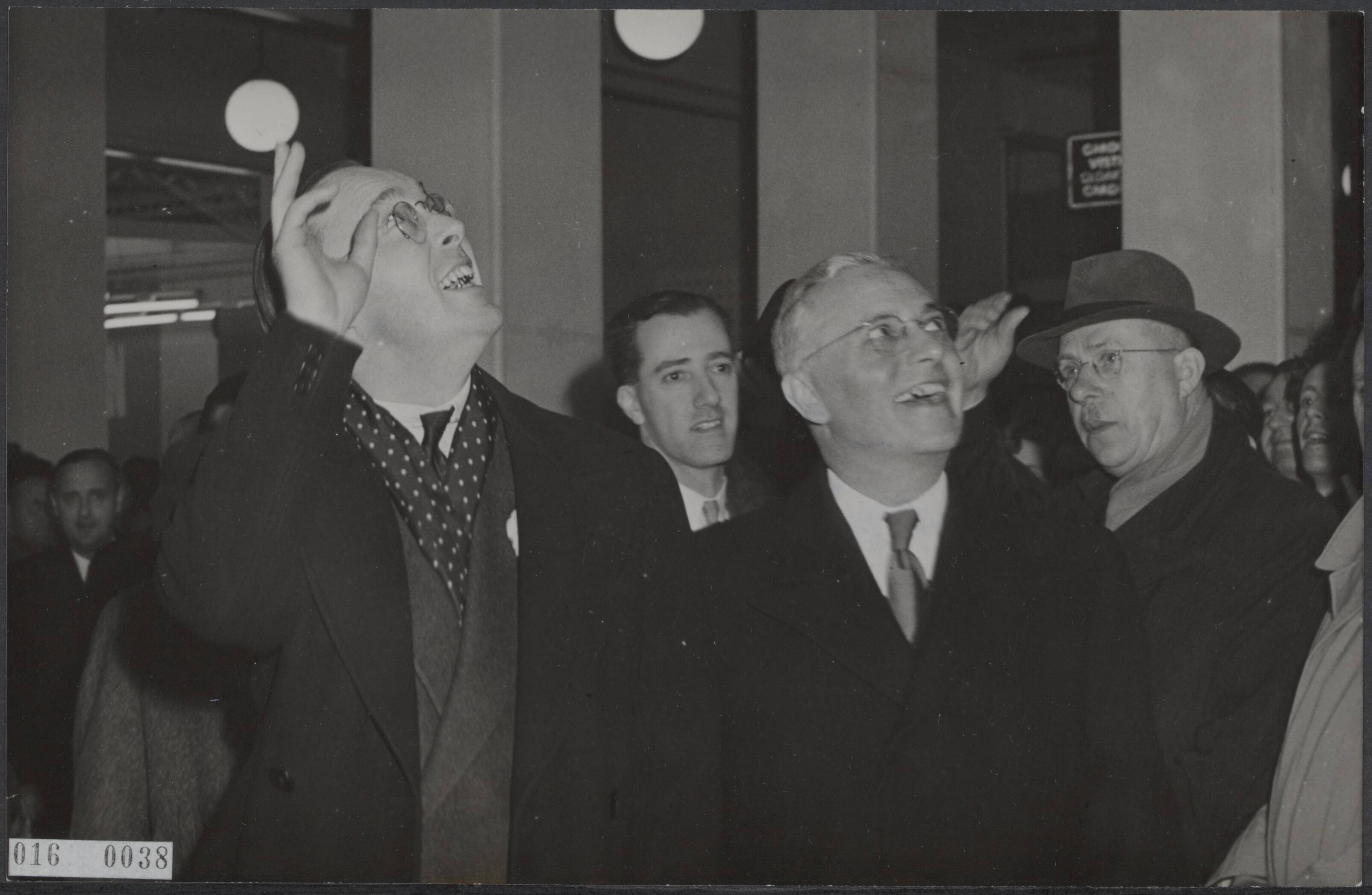 Fotocollectie Elsevier Binnenland — Prins Bernhard bezocht met een groep Zuid-Amerikaanse gasten de Voorjaarsbeurs te Utrecht — Foto: Fotograaf Onbekend / Anefo. Licentie: Set B: Rechtenvrij / Publiek Domein. Bron: Nationaal Archief. http://hdl.handle.net/10648/adb82b70-d0b4-102d-bcf8-003048976d84