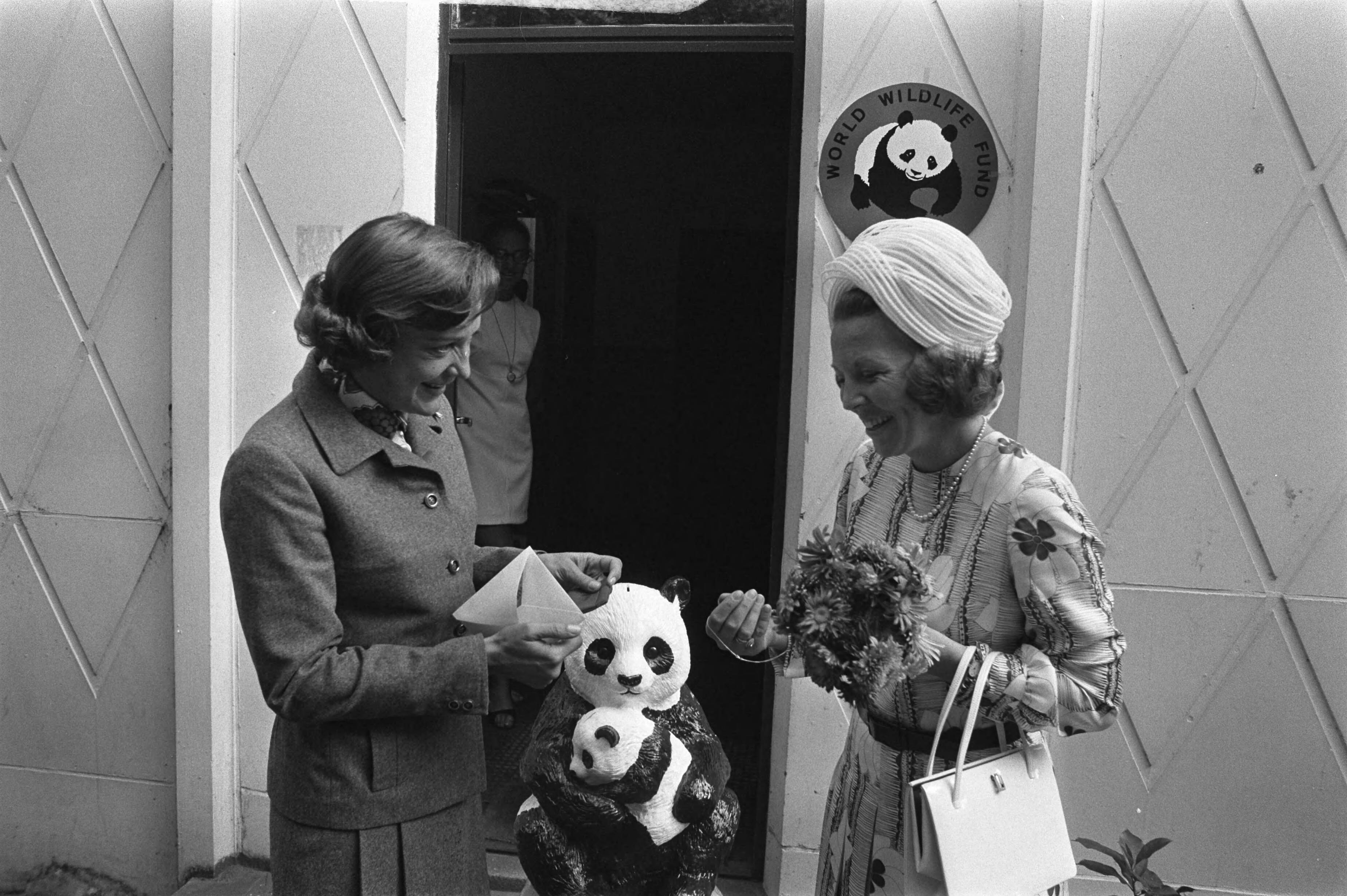 Fotocollectie Anefo — Prinses Beatrix koopt zilveren aap t.b.v. World Wild Life Fund Zeist — Foto: Verhoeff, Bert / Anefo. Licentie: Set B: Rechtenvrij / Publiek Domein. Bron: Nationaal Archief. http://hdl.handle.net/10648/abceef2e-d0b4-102d-bcf8-003048976d84