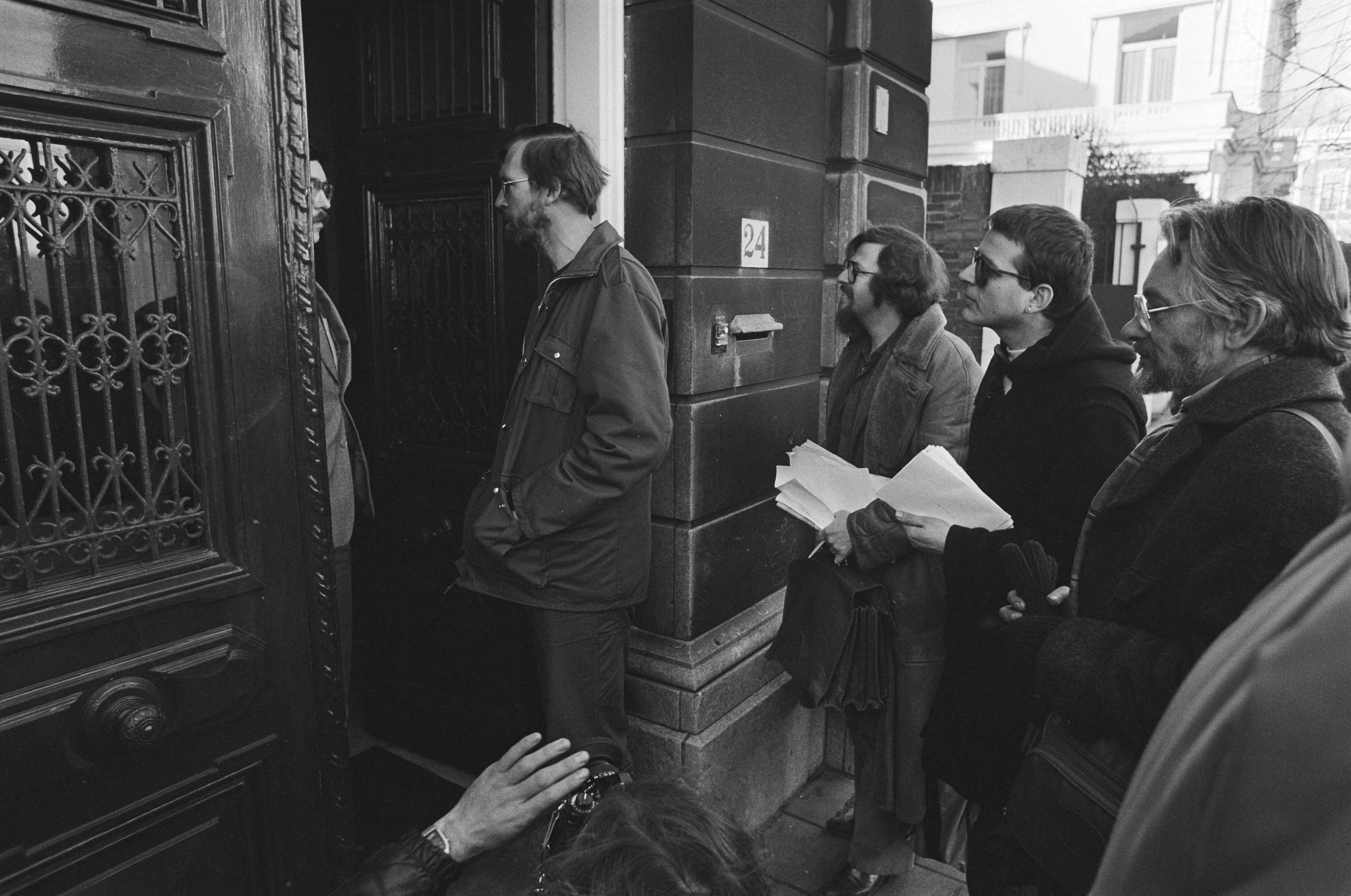 Fotocollectie Anefo — Picket-line voor Poolse ambassade in Den Haag door het Polen Comite en hadden gesprek met Poolse ambassadeur — Foto: Croes, Rob C. / Anefo. Licentie: Set B: Rechtenvrij / Publiek Domein. Bron: Nationaal Archief. http://hdl.handle.net/10648/ad0d4840-d0b4-102d-bcf8-003048976d84
